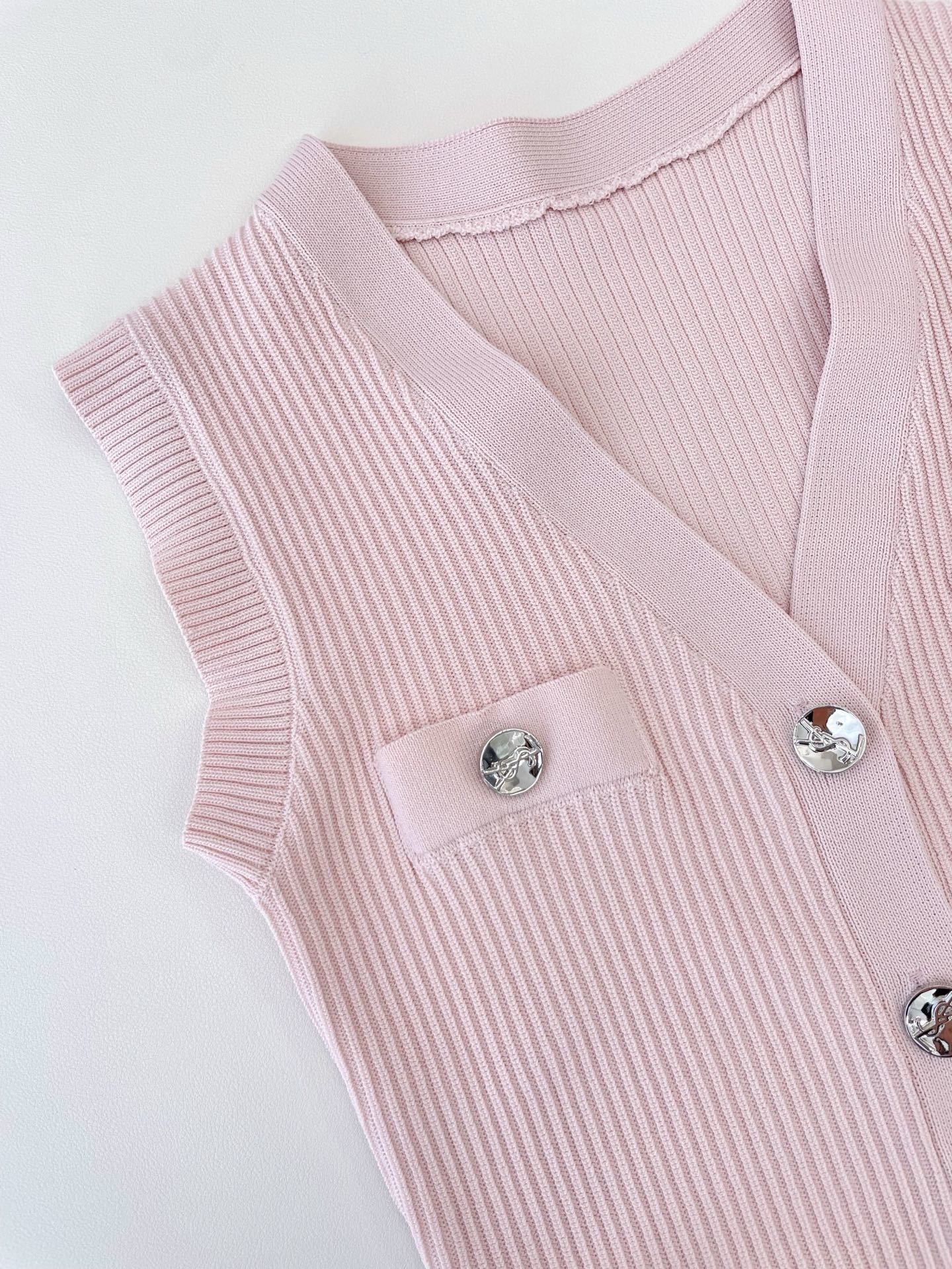 RIBBED PEPLUM KNIT TOP – BUTTON DETAIL