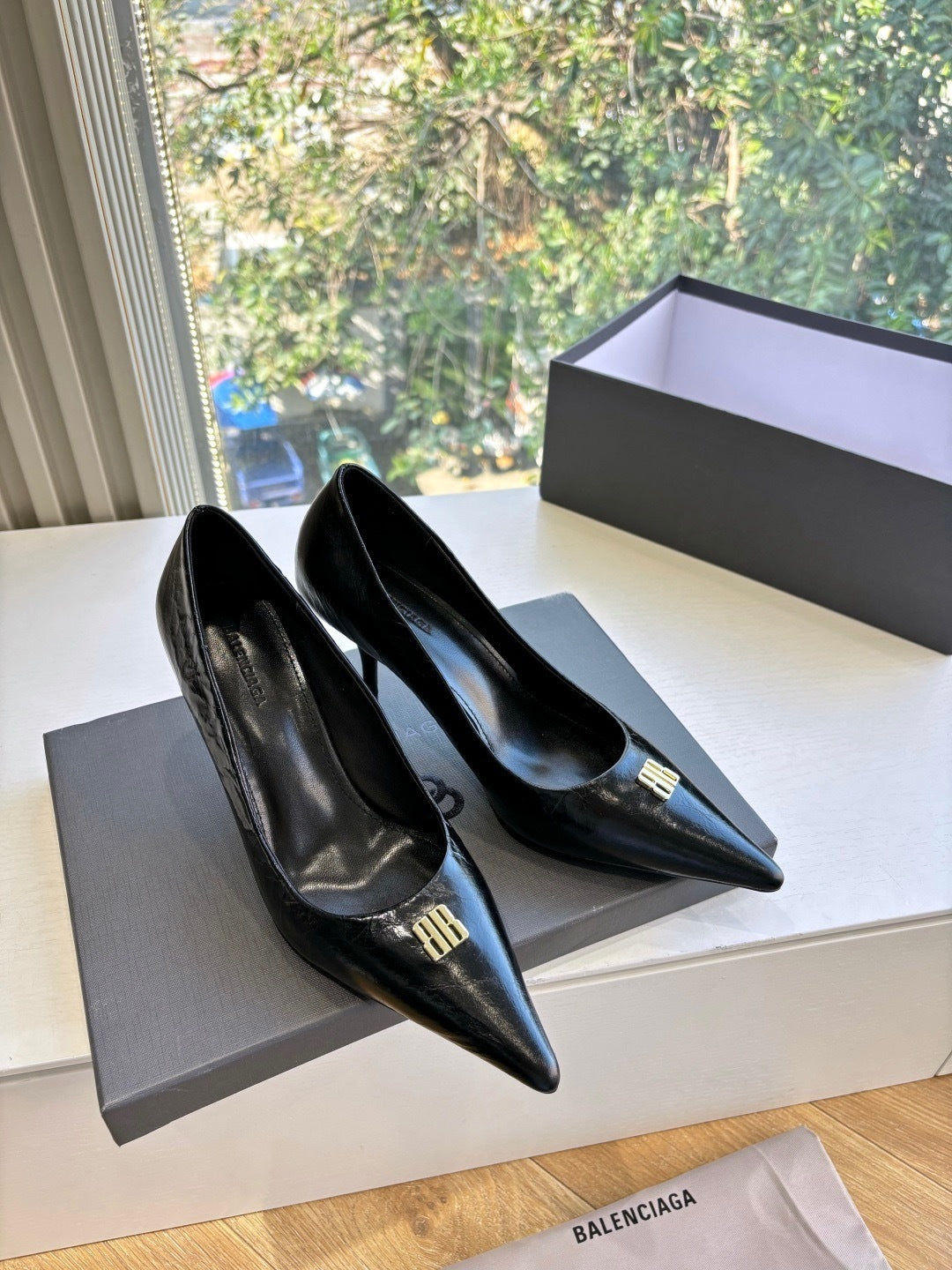 CLASSIC BLACK POINTED-TOE HIGH HEEL PUMPS