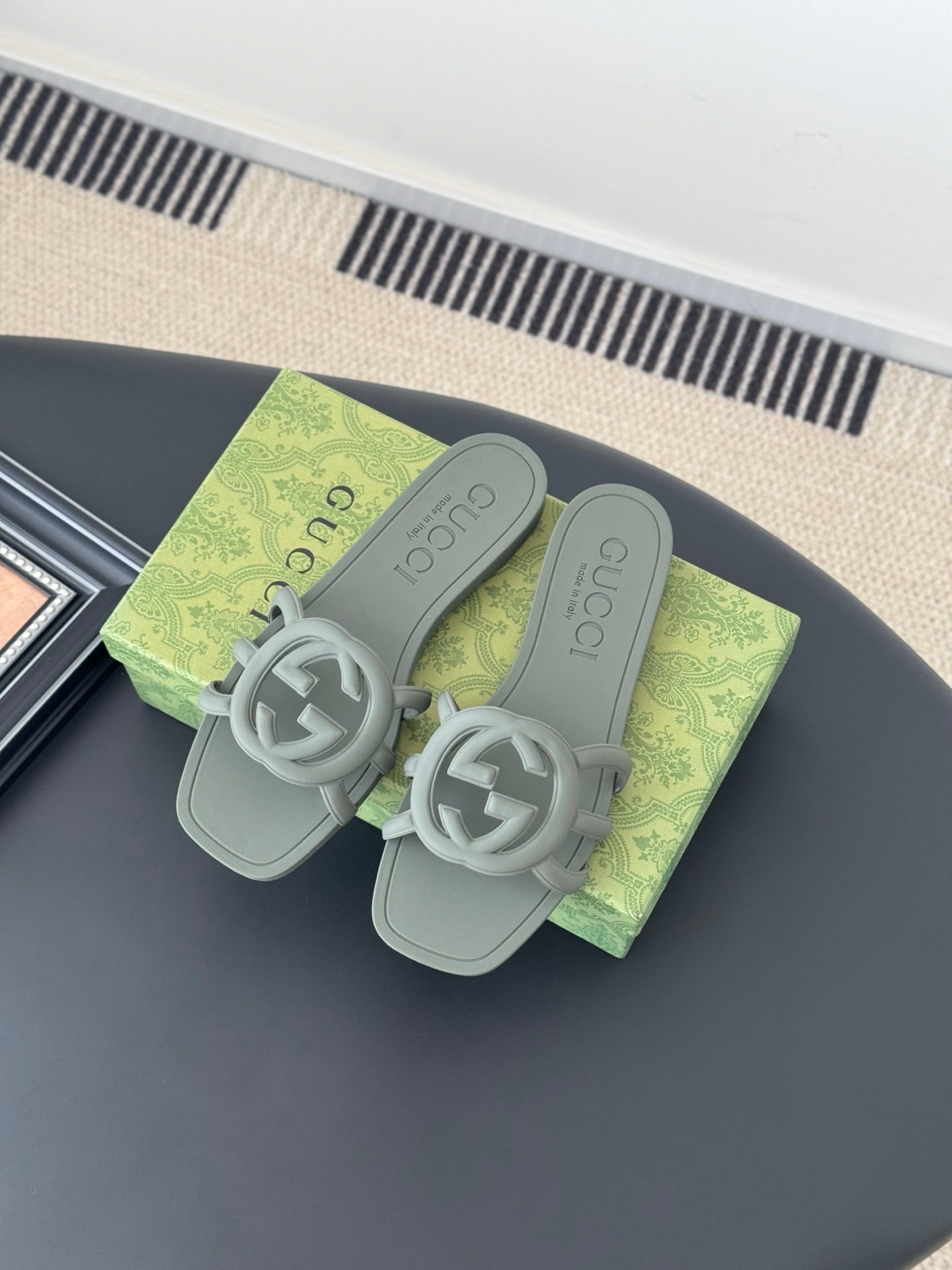 SAGE GREEN LOGO DETAIL FLAT SLIDES