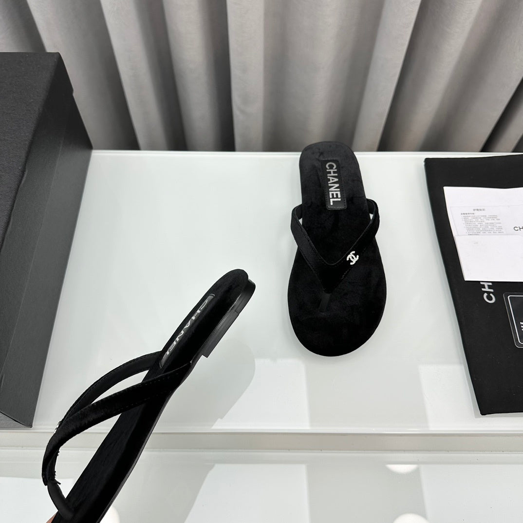 BLACK FLIP FLOPS