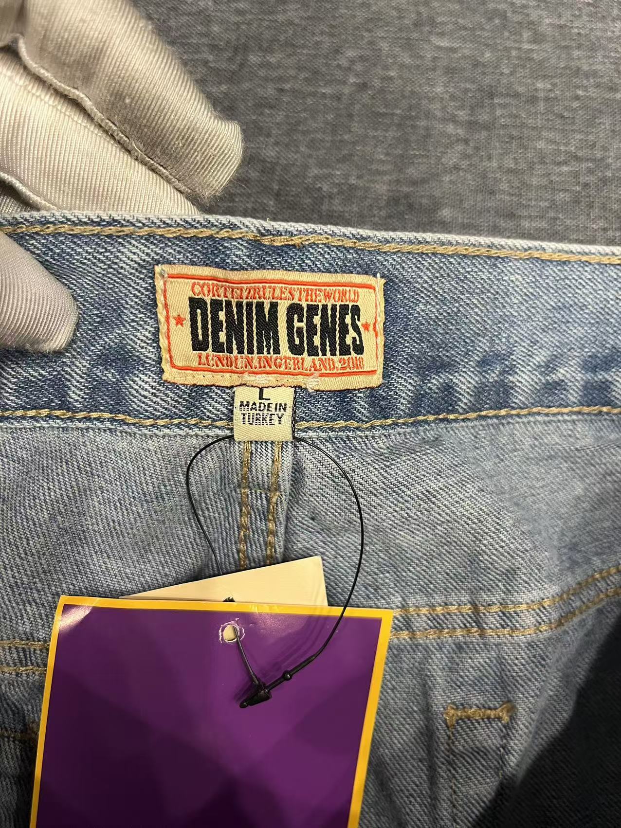 GRAPHIC DENIM SHORTS