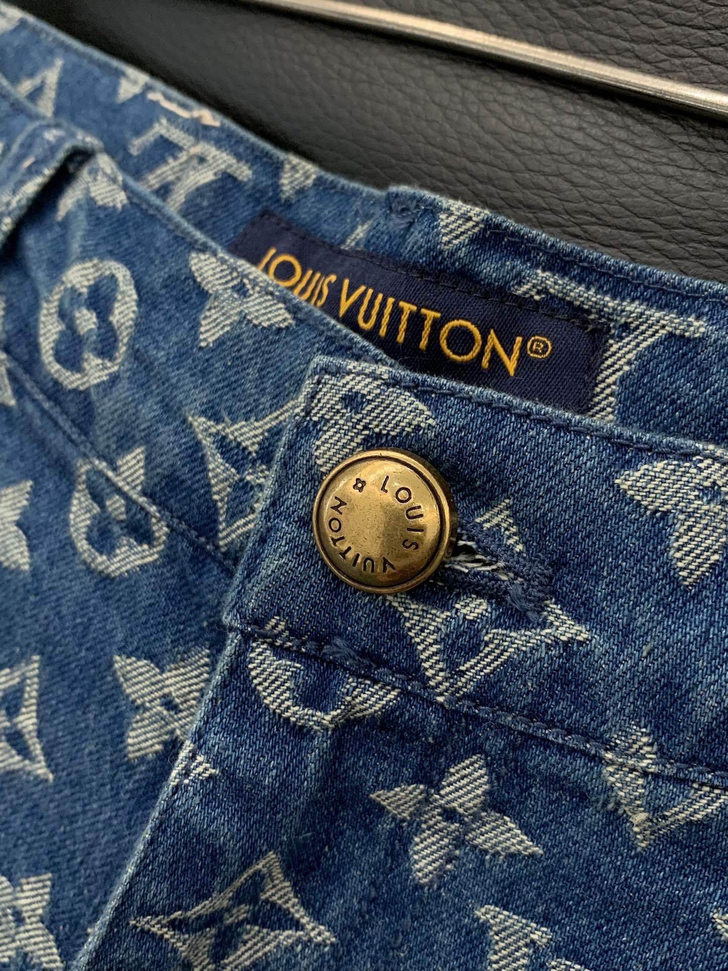 Jeansshorts mit Monogrammmuster