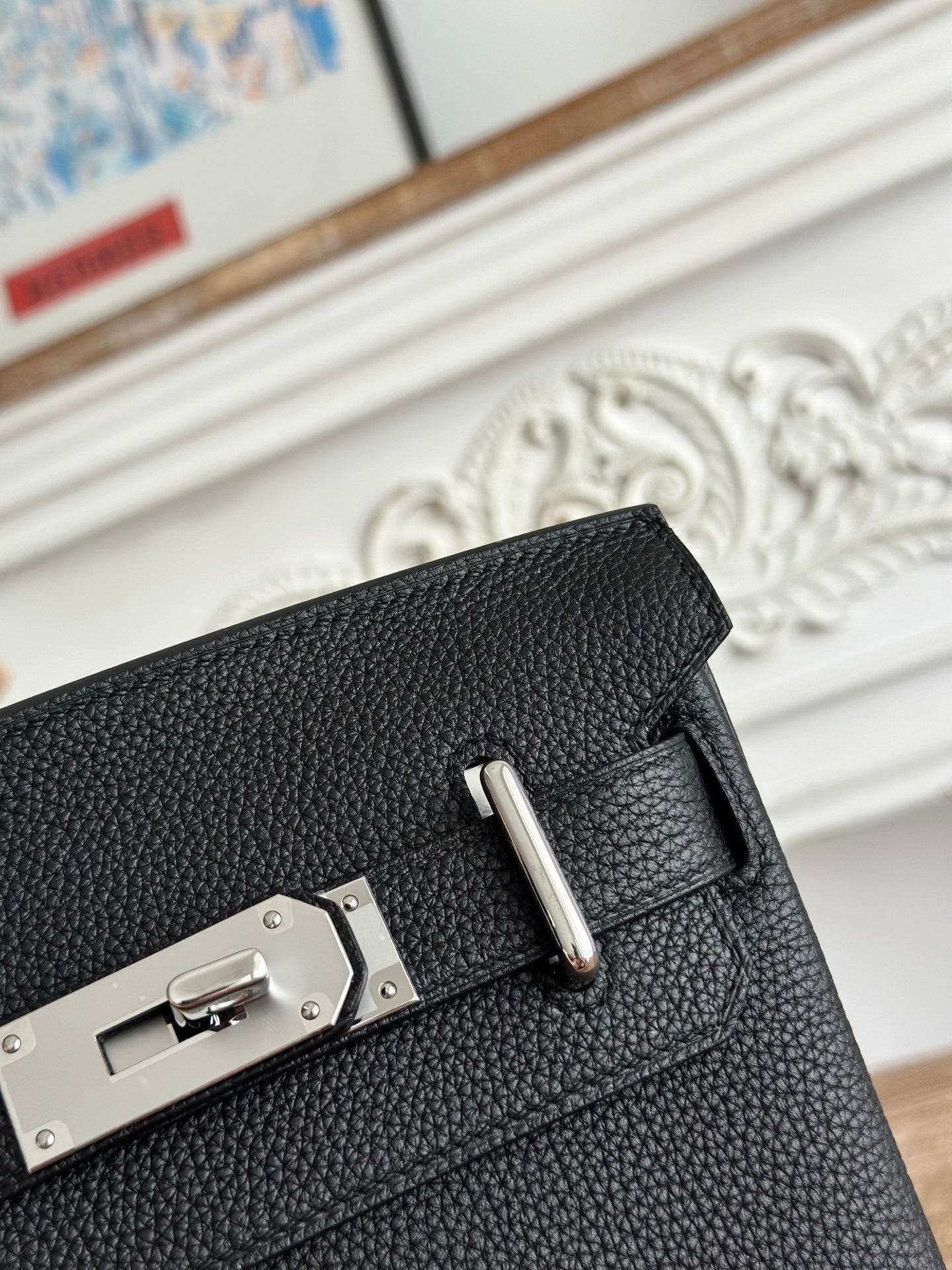STRUCTURED LEATHER LOCK CROSSBODY BAG