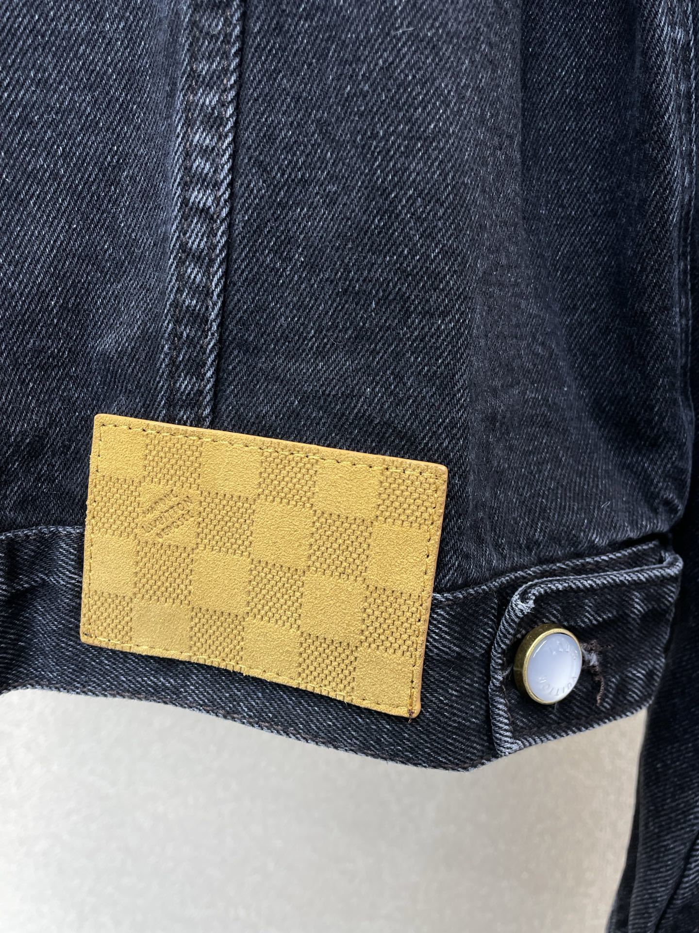 Dunkel gewaschene Jeansjacke mit Stickereidetails