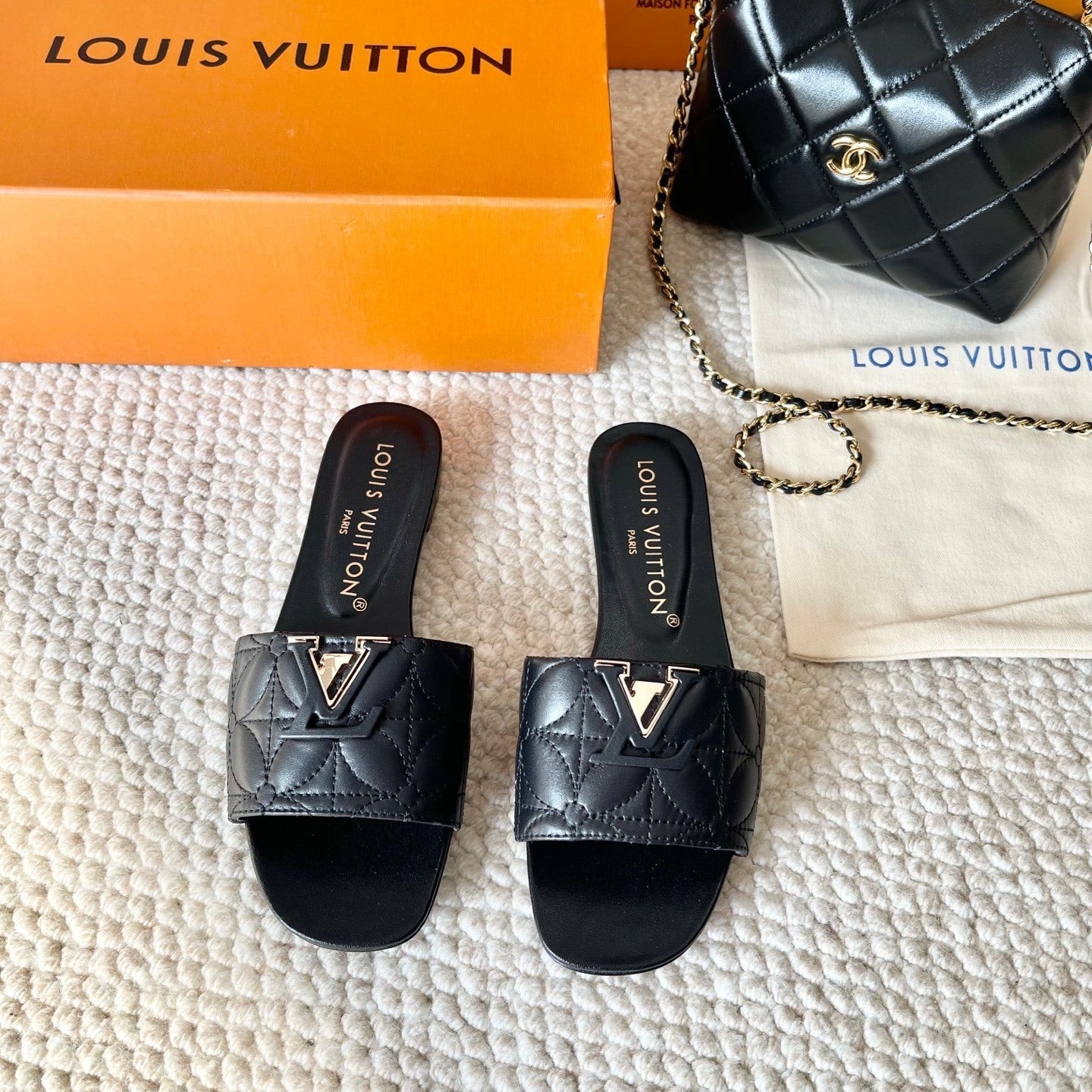 QUILTED LEATHER LOGO SLIDE SANDALS – BLACK