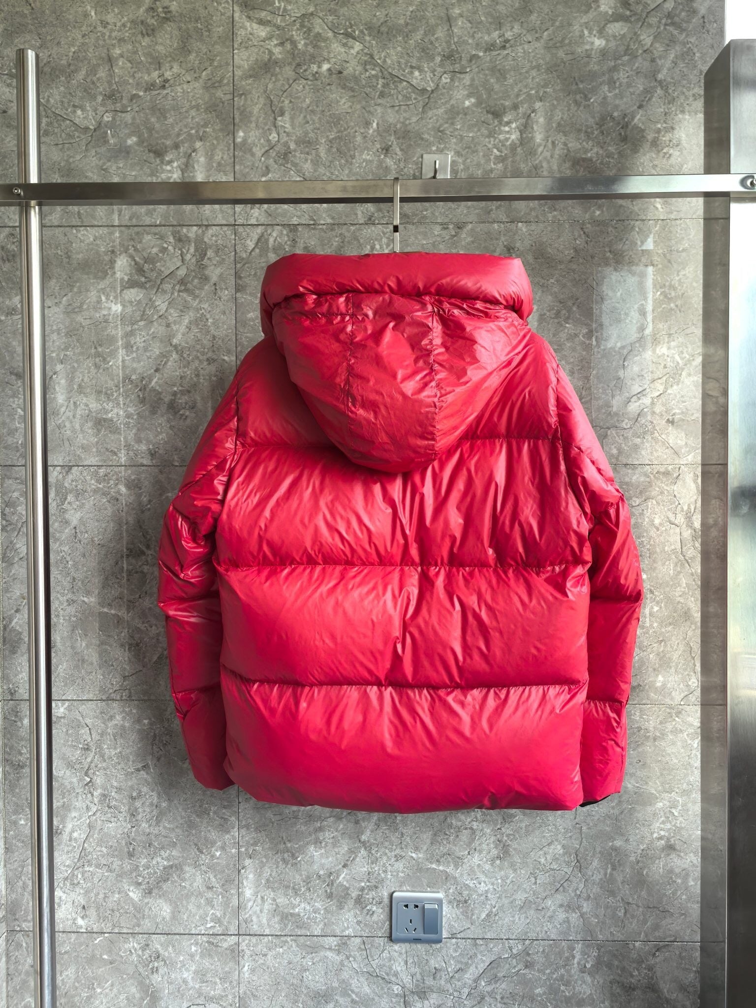 SHINY HOODED PUFFER JACKET