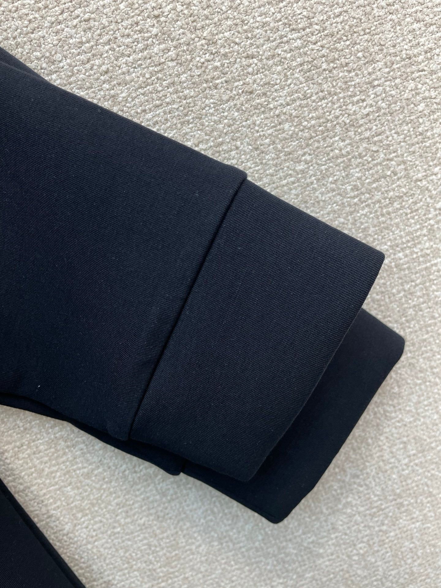 MINIMAL GRAPHIC CREWNECK SWEATSHIRT