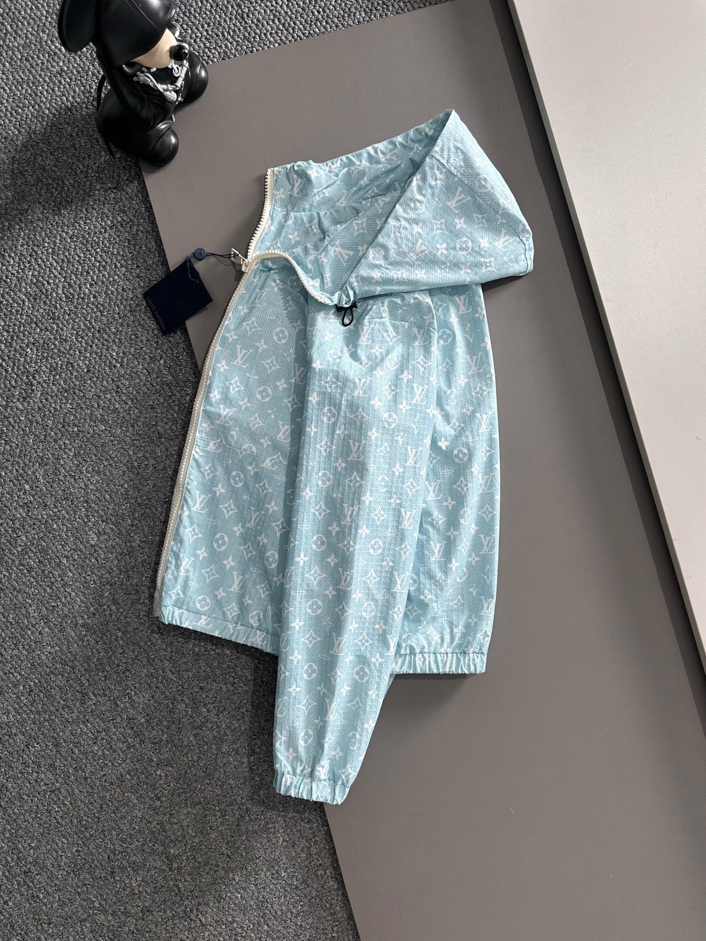 LEICHTE KAPUZENJACKE MIT REISSVERSCHLUSS UND ALLOVER-MUSTER