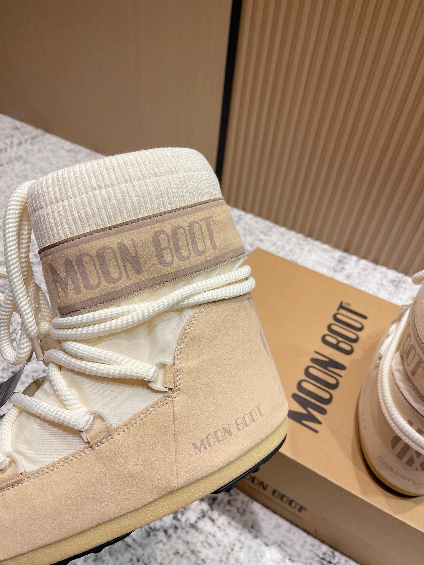 CREAM PADDED WINTER BOOTS WITH LACE-UP CLOSURE