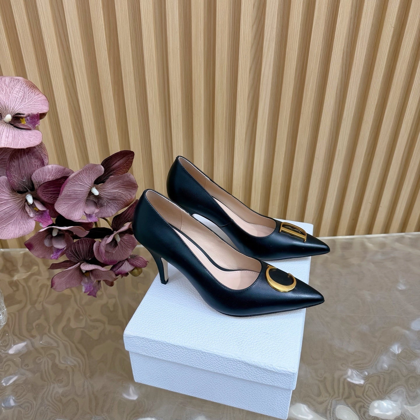 ELEGANT POINTED-TOE LEATHER PUMPS WITH GOLD HARDWARE