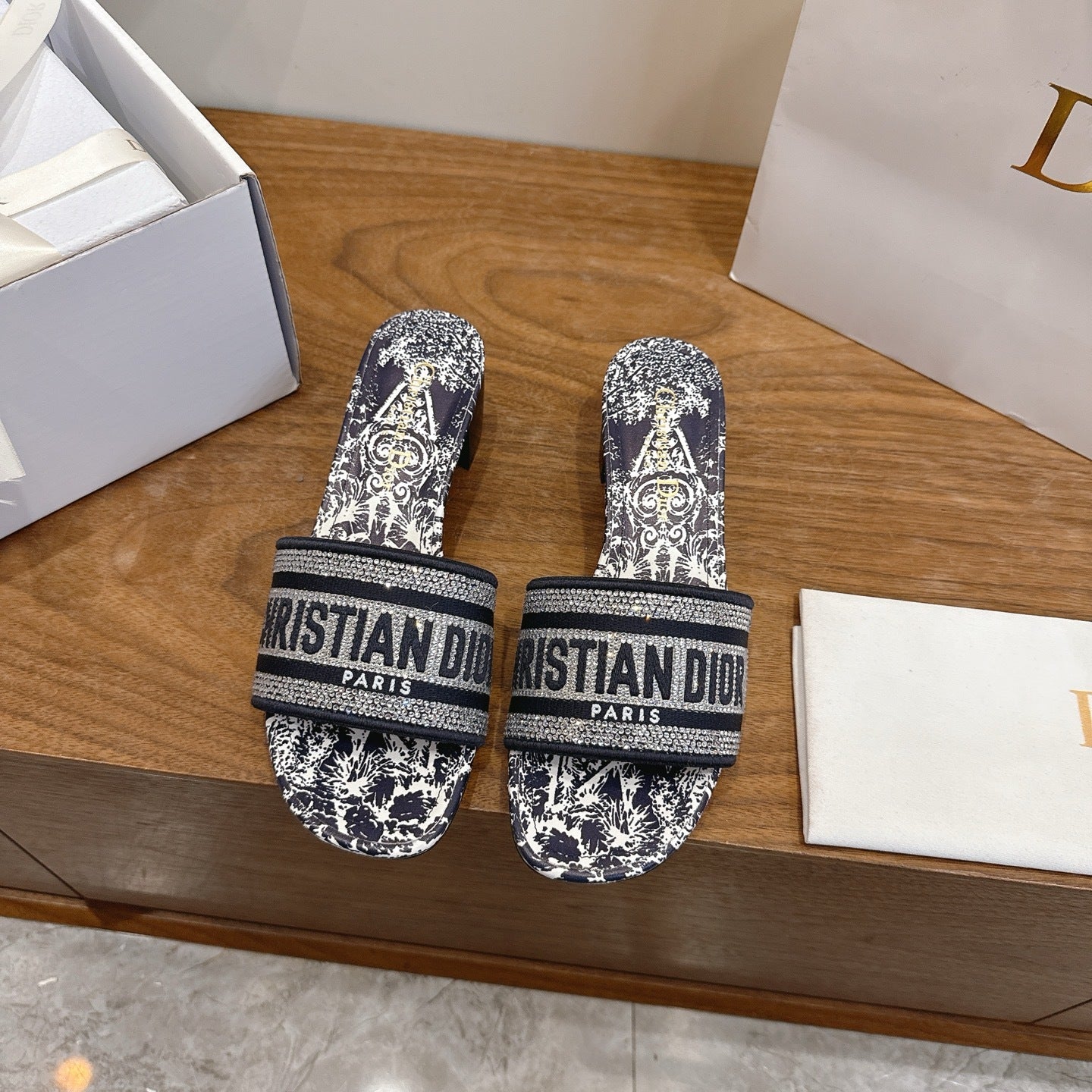 BLACK & WHITE TOILE LOGO SLIDE SANDALS