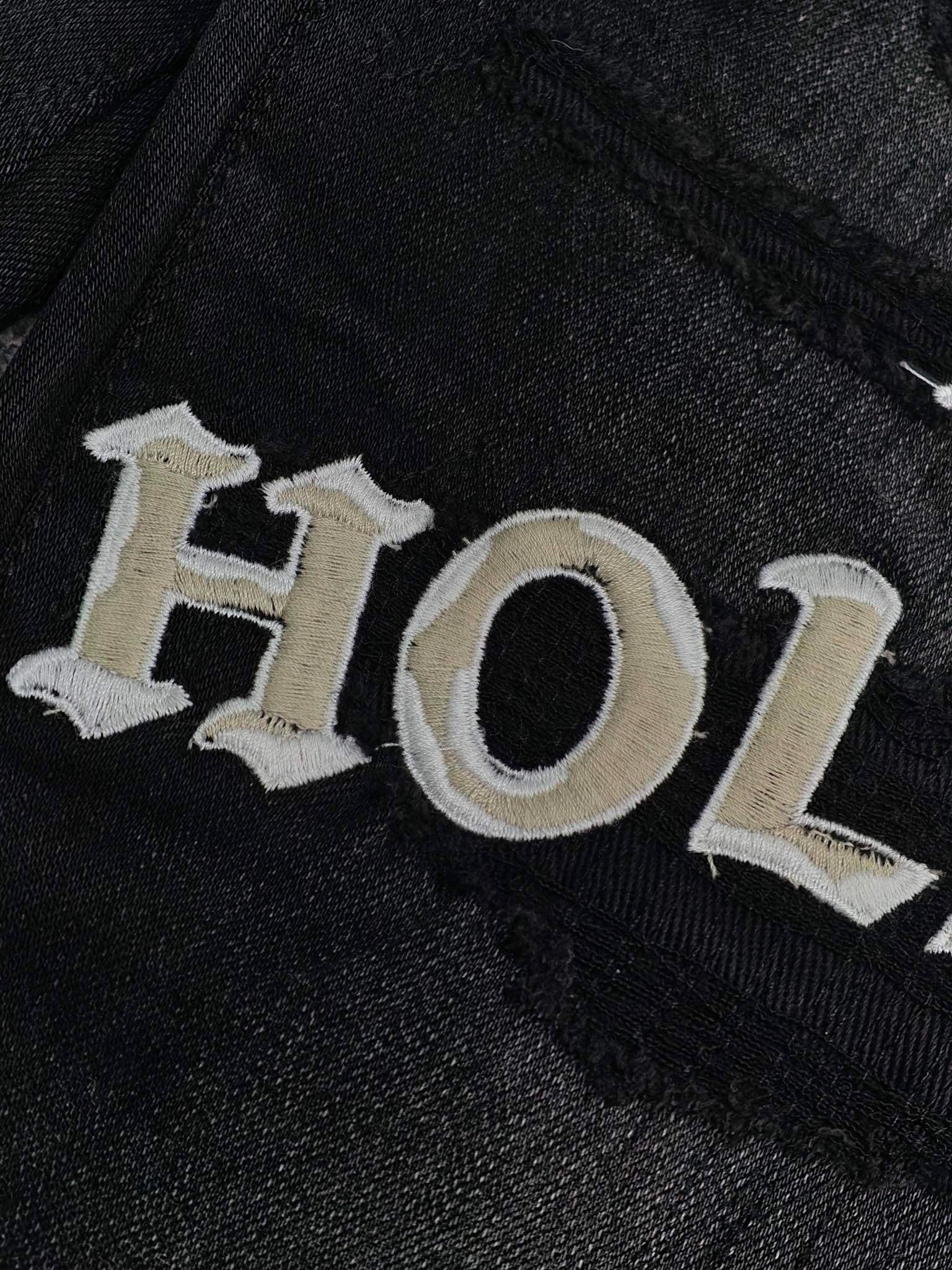 DISTRESSED LOGO APPLIQUÉ SKINNY JEANS