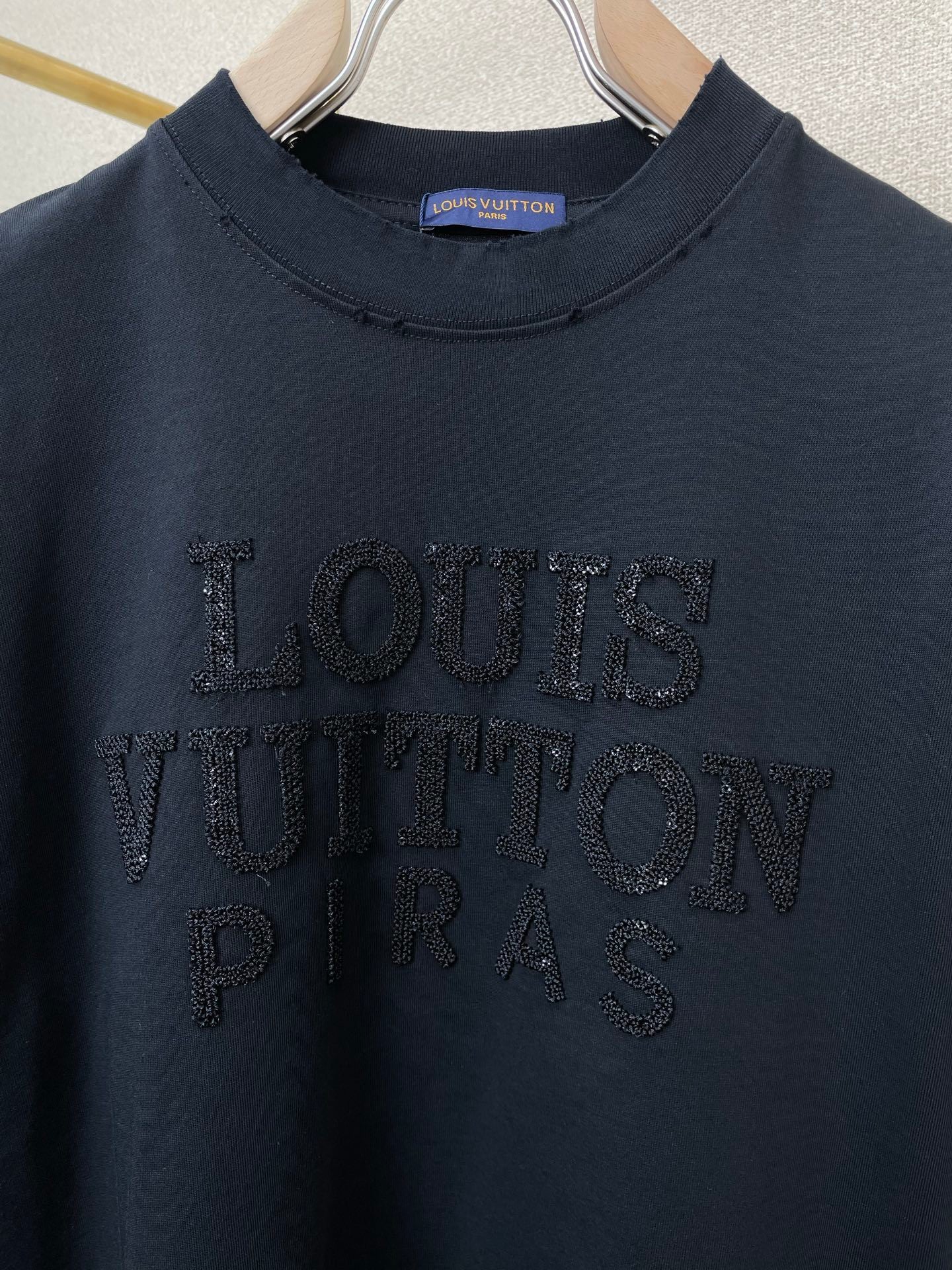 T-SHIRT AUS BAUMWOLLE MIT GEPRÄGTEM LOGO