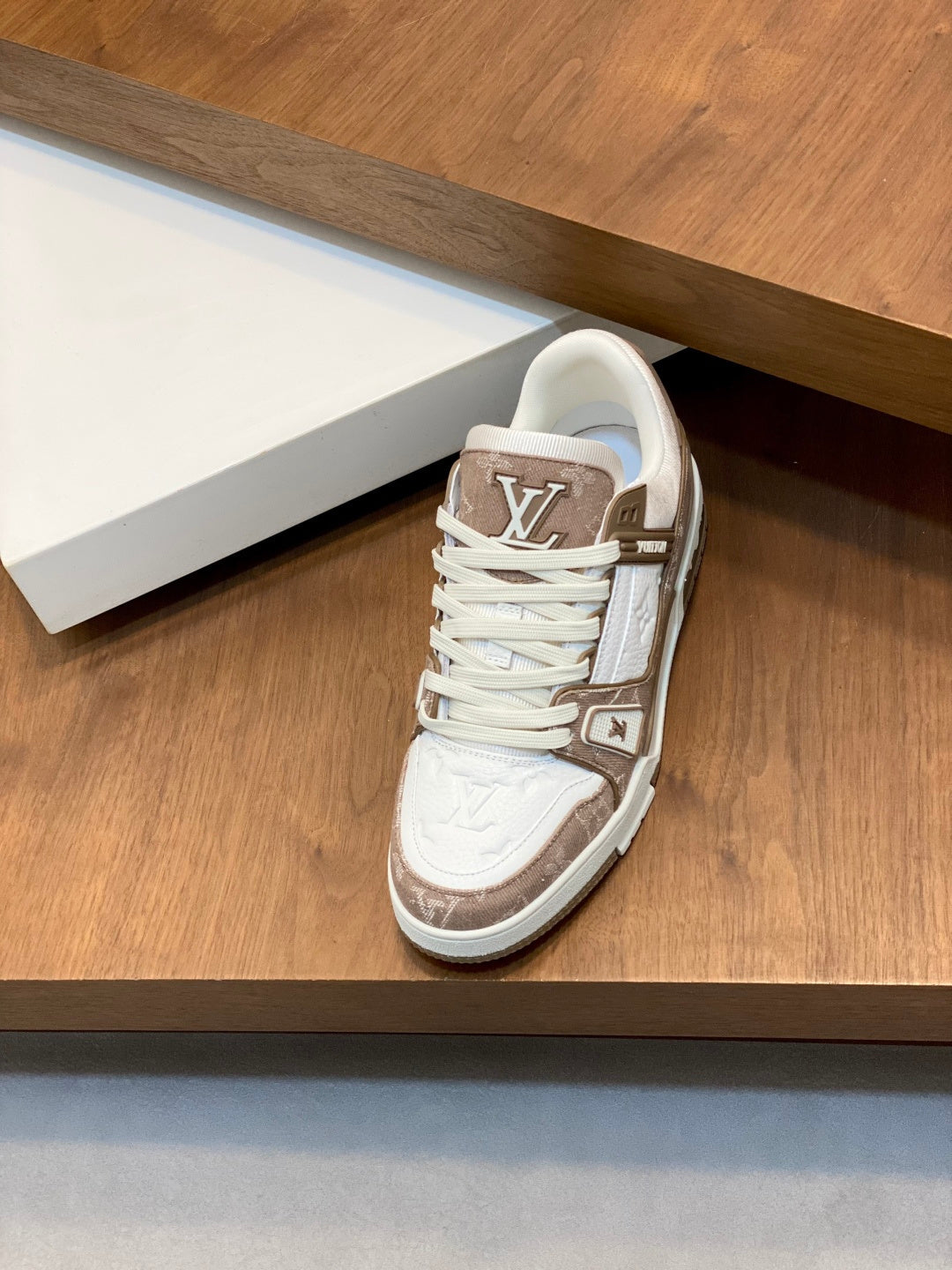 BEIGE AND WHITE LOW-TOP SNEAKERS WITH TEXTURED PANELS