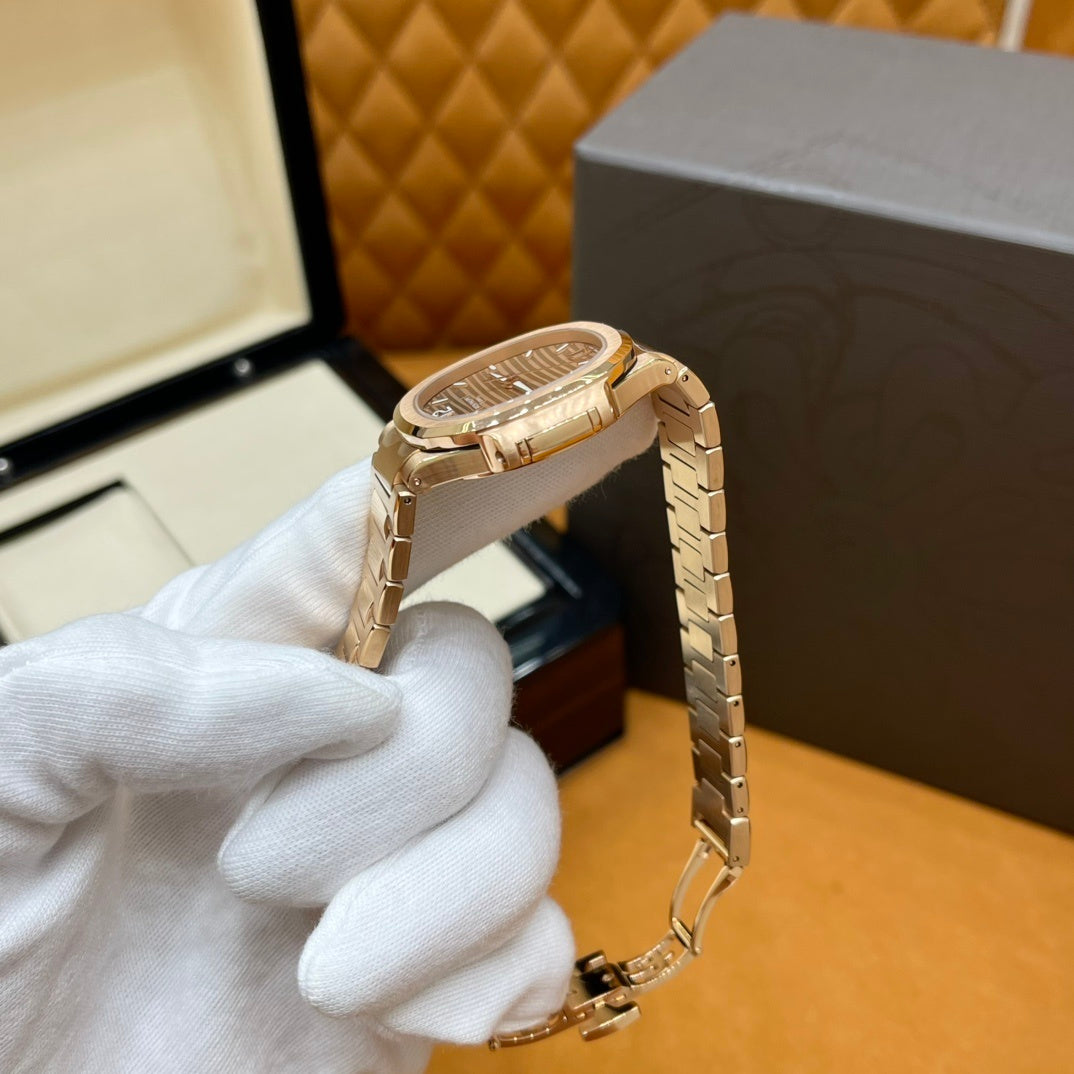 GOLD LUXURY MINIMALIST WATCH