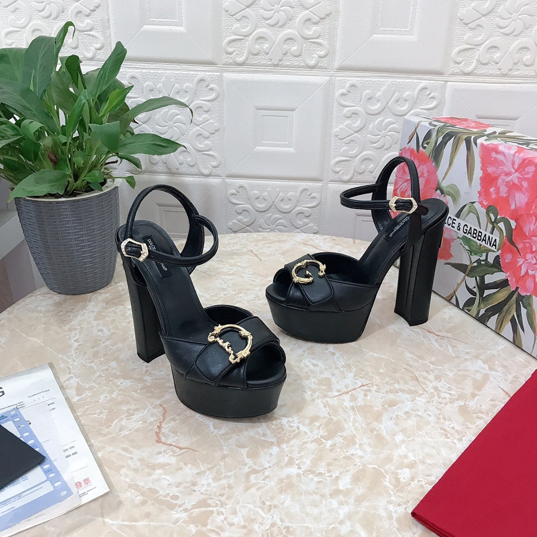BLACK PLATFORM SANDALS WITH GOLD-TONE HARDWARE