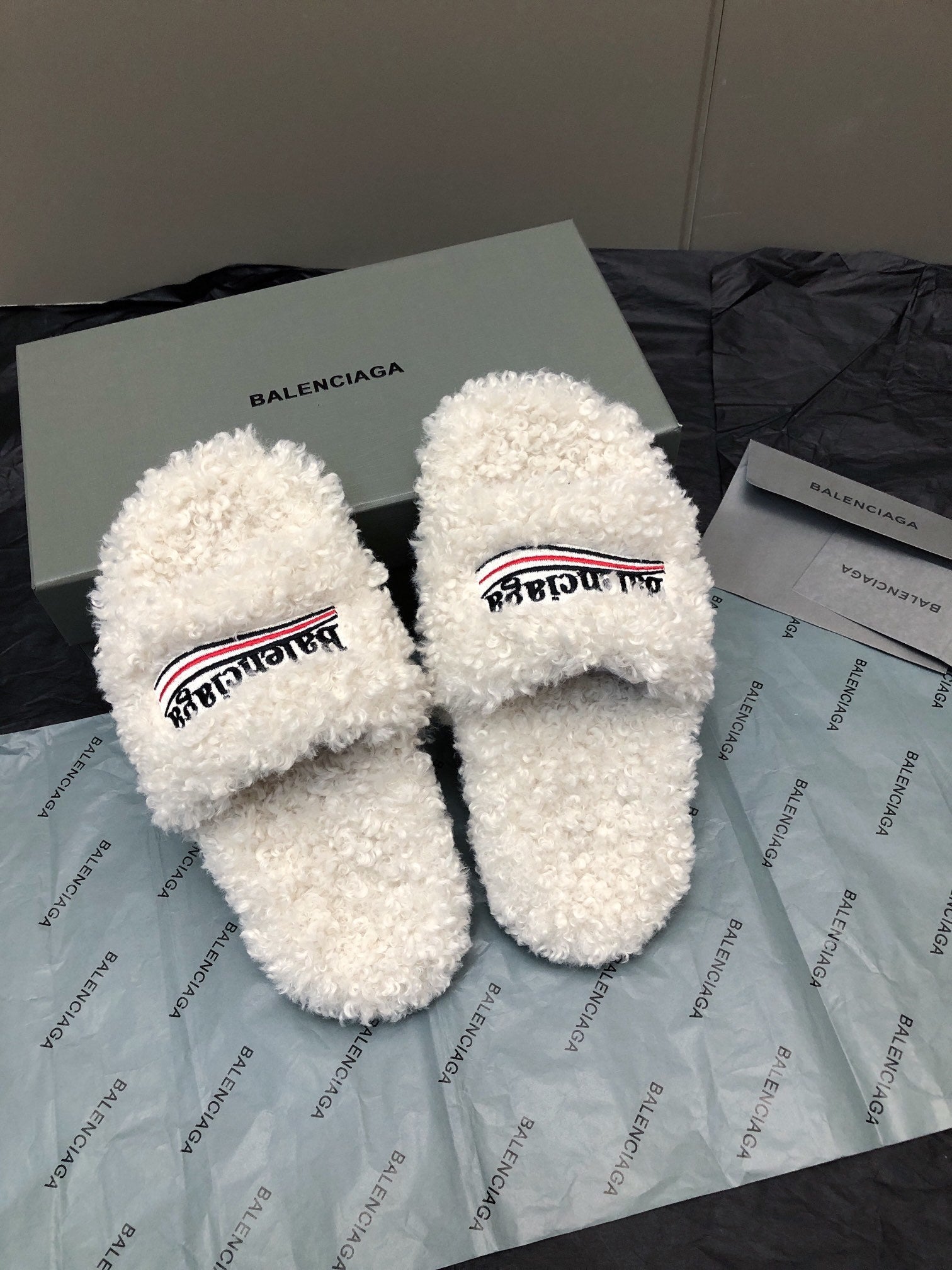 WHITE FLUFFY COMFORT SLIDES
