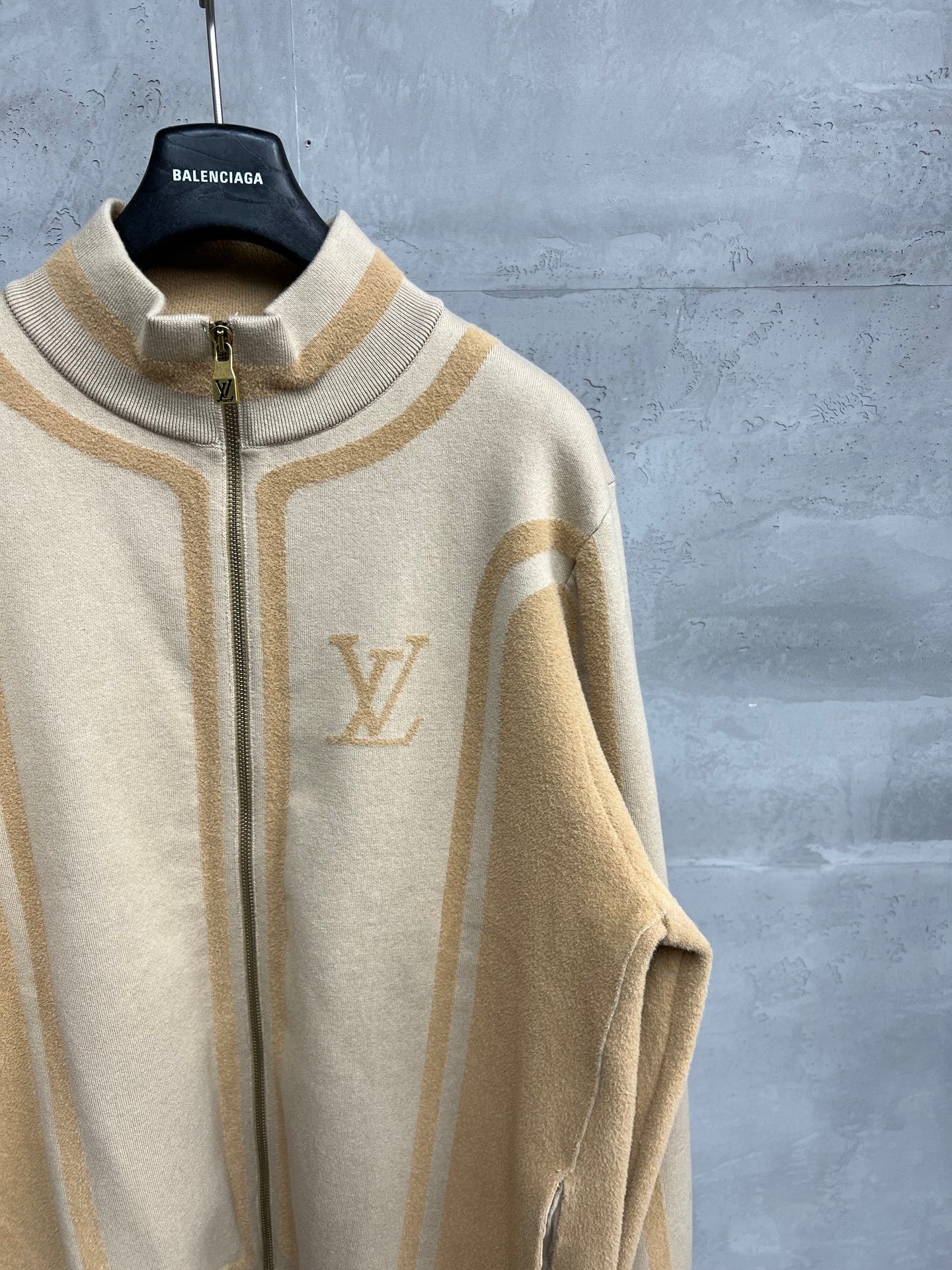 ZIP-UP KNIT JACKET WITH CONTRAST PANEL DESIGN