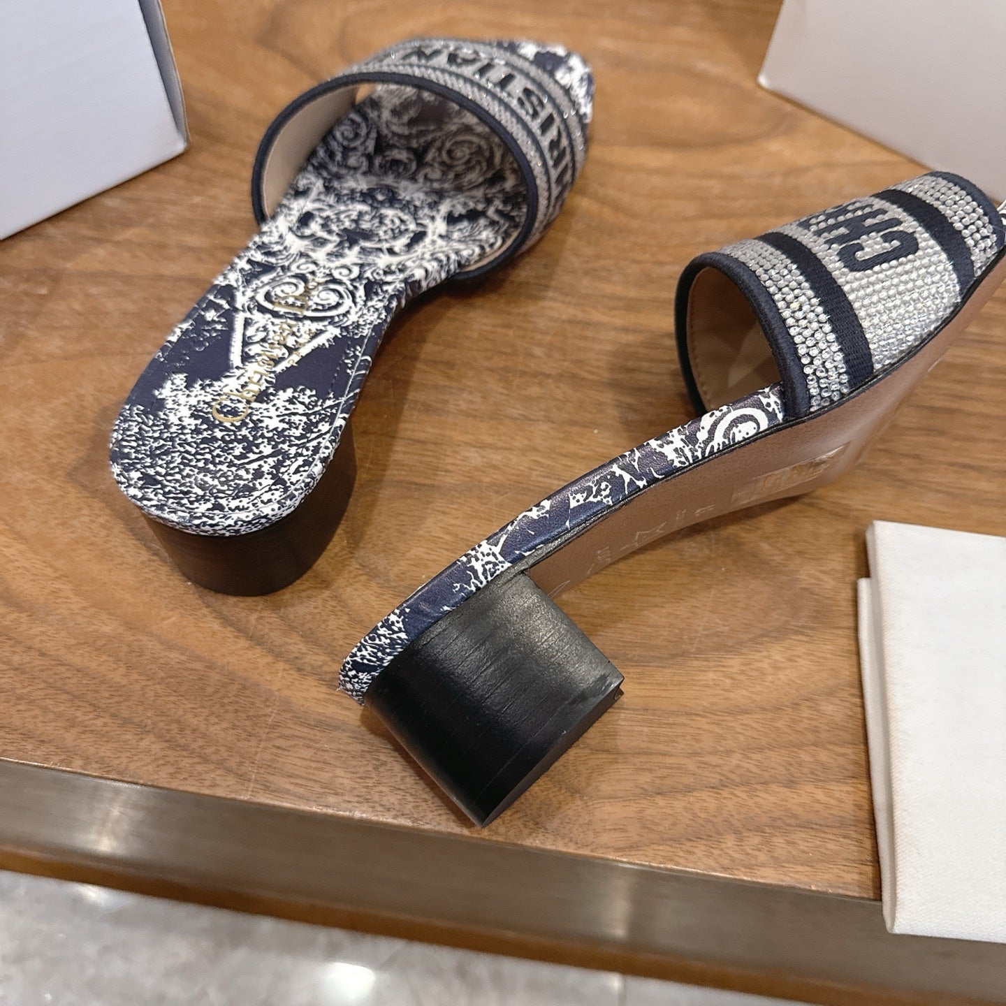 BLACK & WHITE TOILE LOGO SLIDE SANDALS