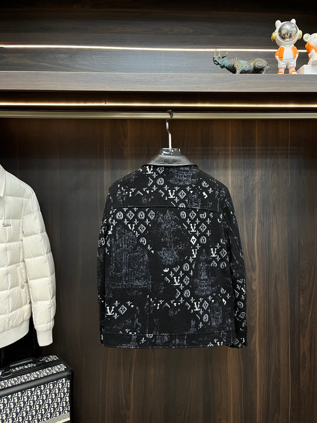 BLACK TEXTURED JACKET WITH CONTRAST PANEL DETAILS