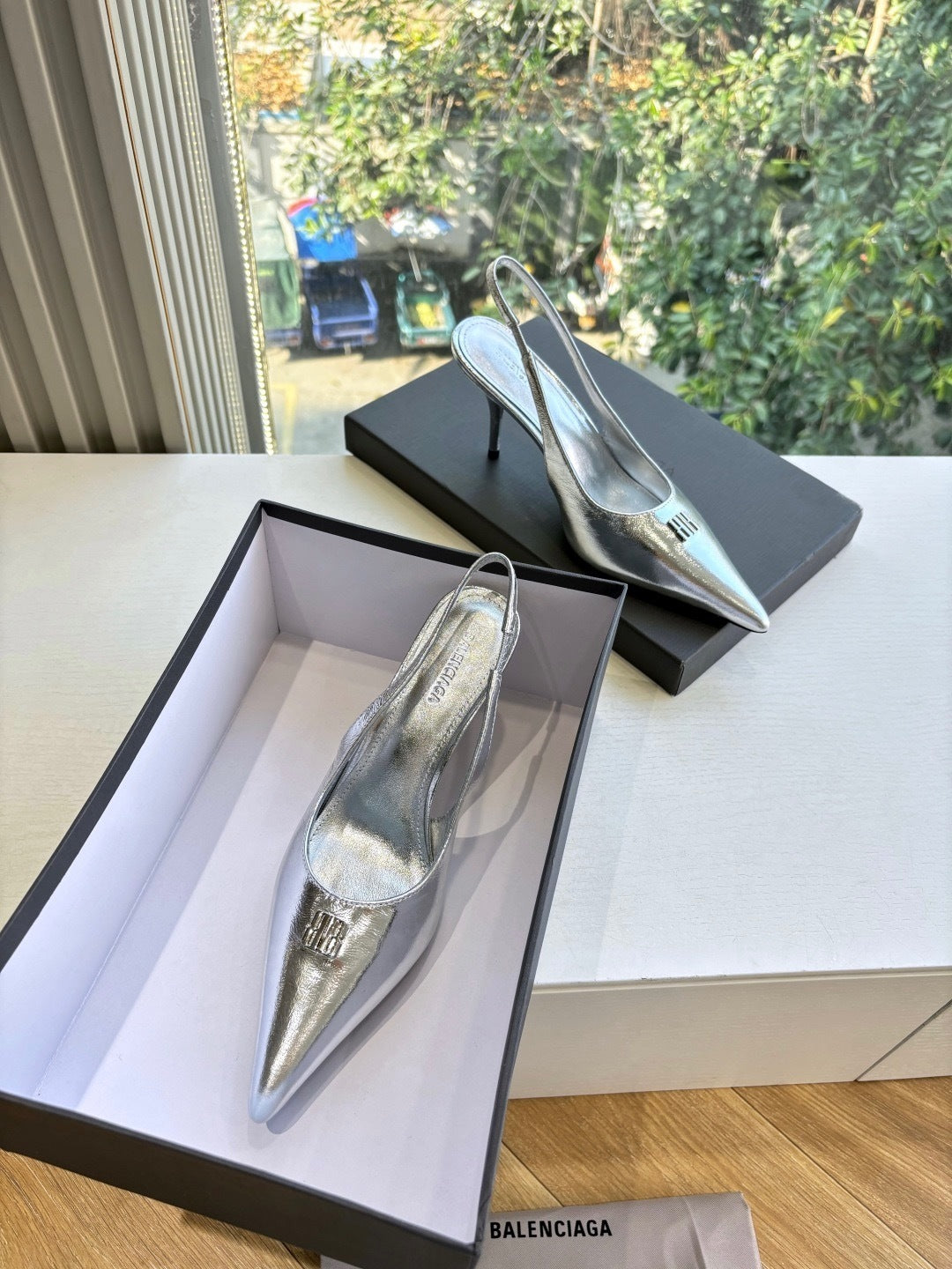 SILBERNE SLINGBACK-STILETTO-PANTOFFELN MIT SPITZER ZEHENAUSSEITE