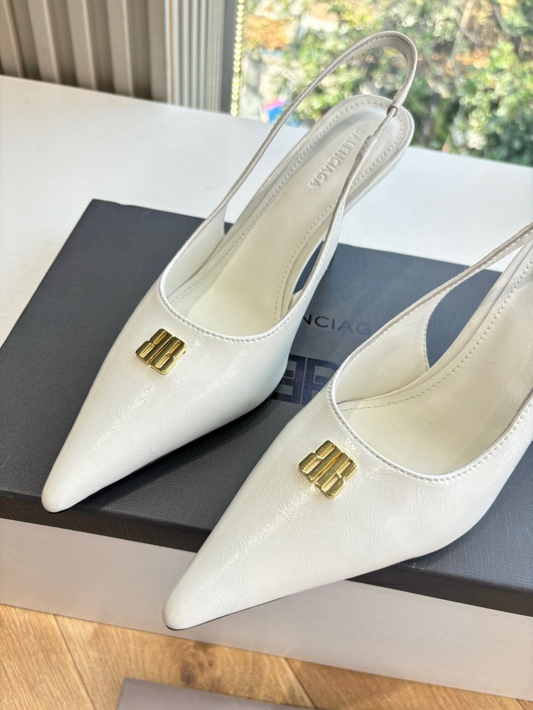 ELEGANT WHITE POINTED-TOE SLINGBACK HEELS