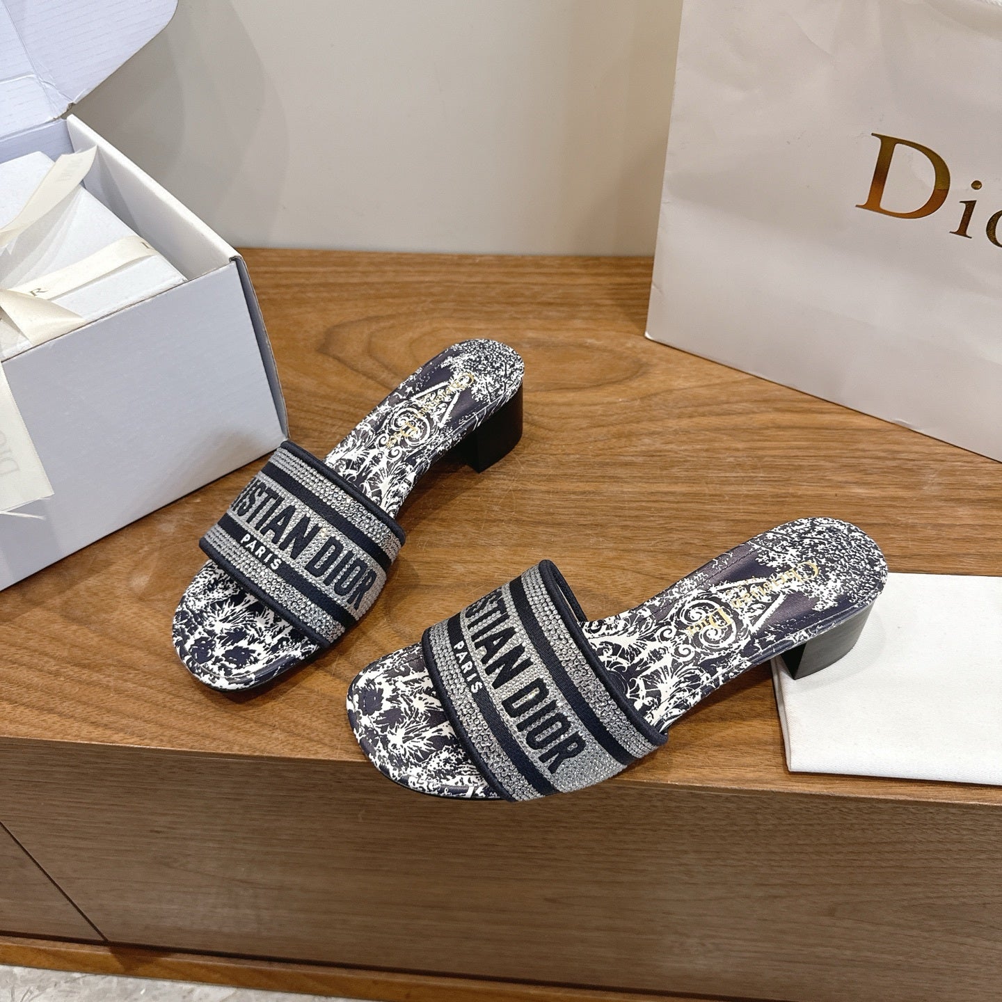 BLACK & WHITE TOILE LOGO SLIDE SANDALS
