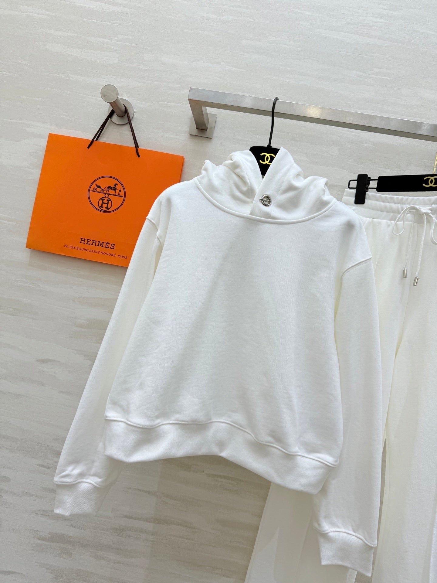 IVORY HOODED SWEATSHIRT AND WIDE-LEG LOUNGE PANTS SET