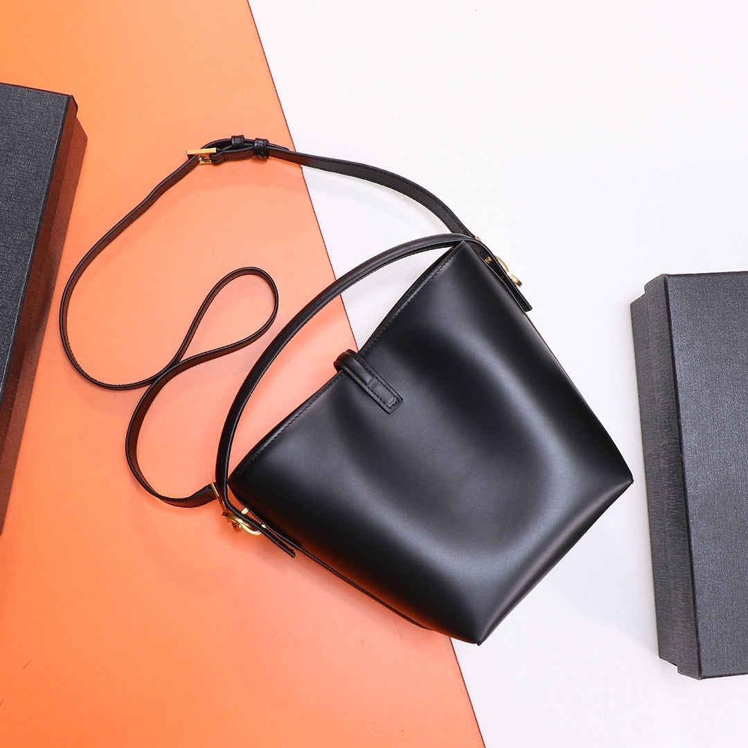 MINIMAL LEATHER SHOULDER BAG