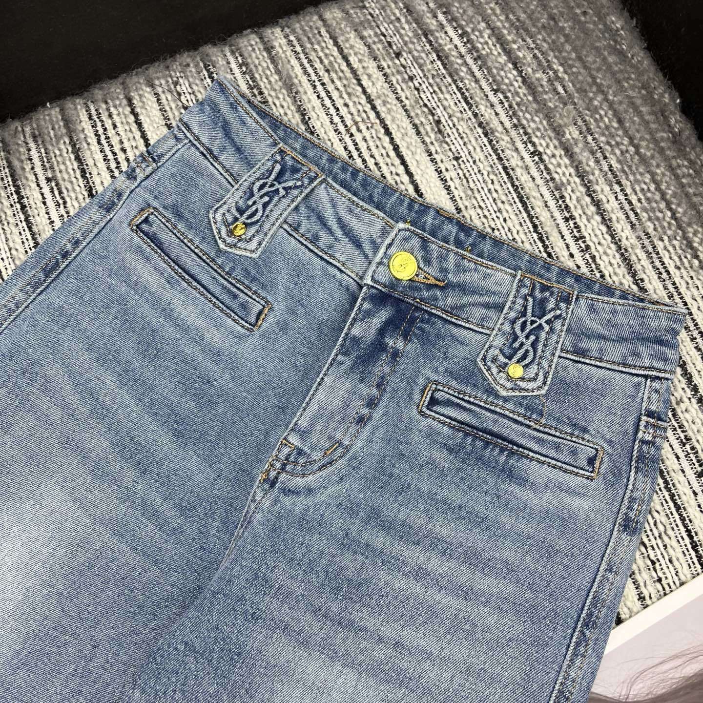 HIGH-RISE STRAIGHT LEG JEANS