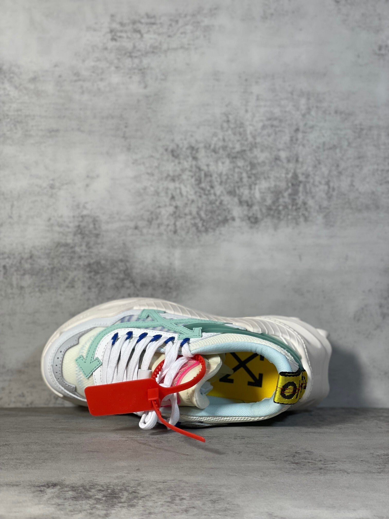 MODERN COMFORT SNEAKERS WITH BOLD TEXTURED BASE