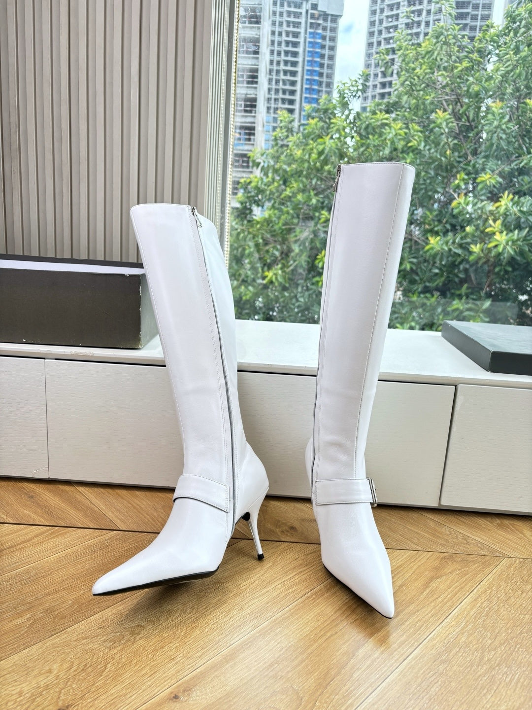 WHITE KNEE-HIGH BUCKLE HEEL BOOTS