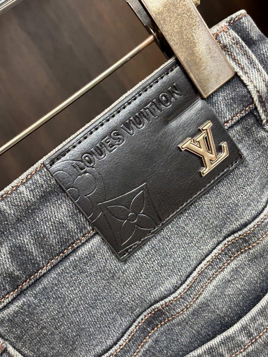 Graue Jeans mit gesticktem Rückendetail