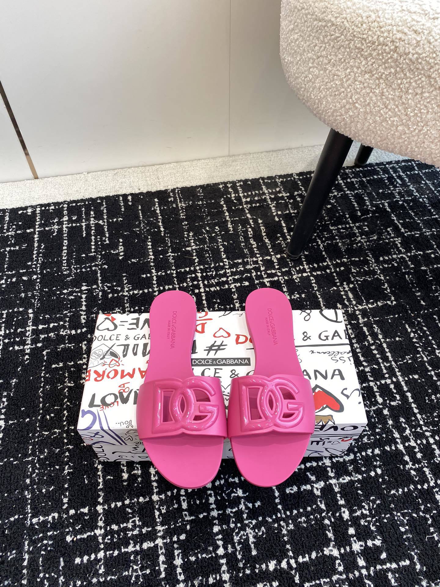 PINK LOGO RUBBER SLIDES