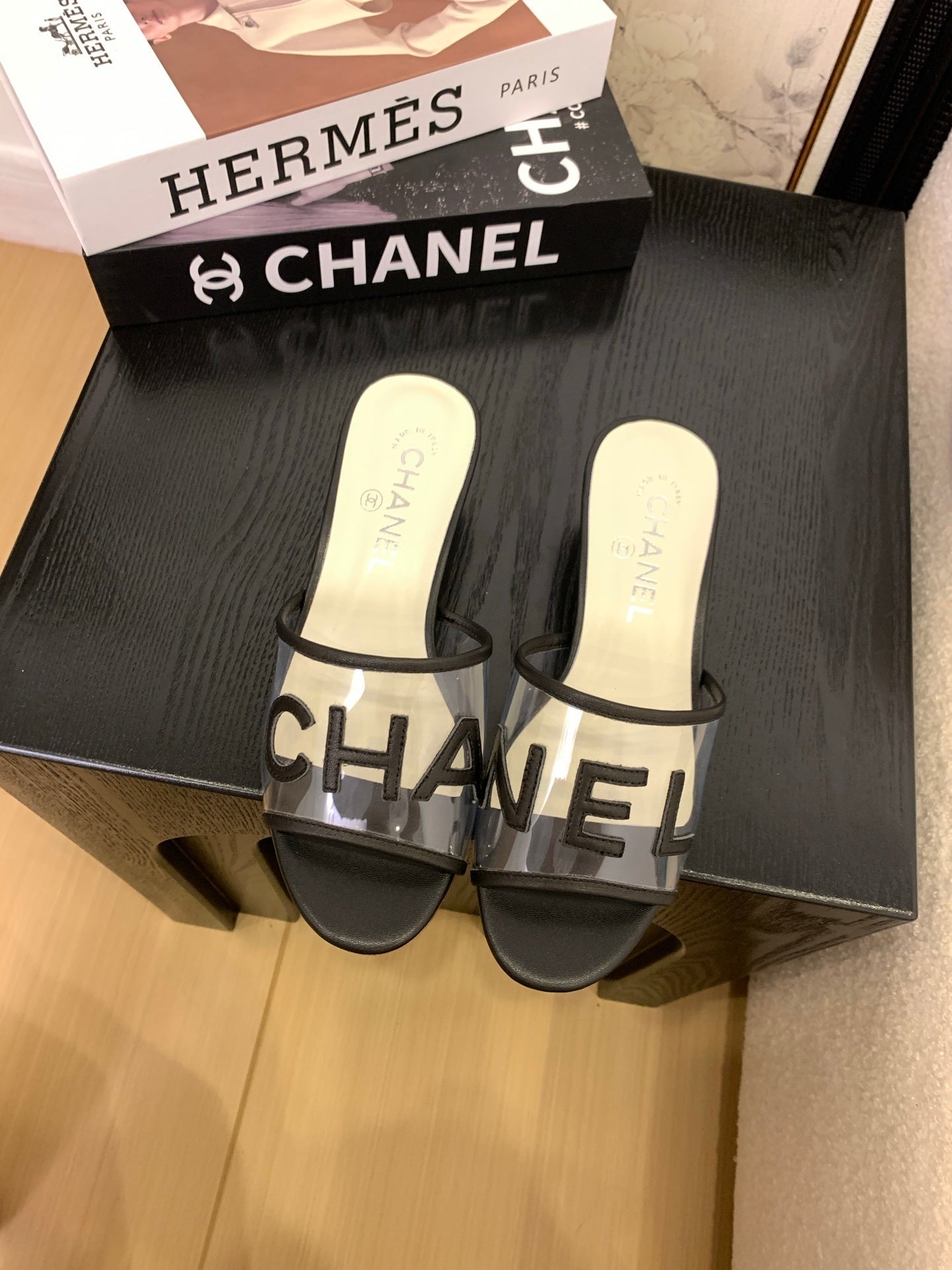 CLEAR LOGO STRAP FLAT SLIDES – BLACK