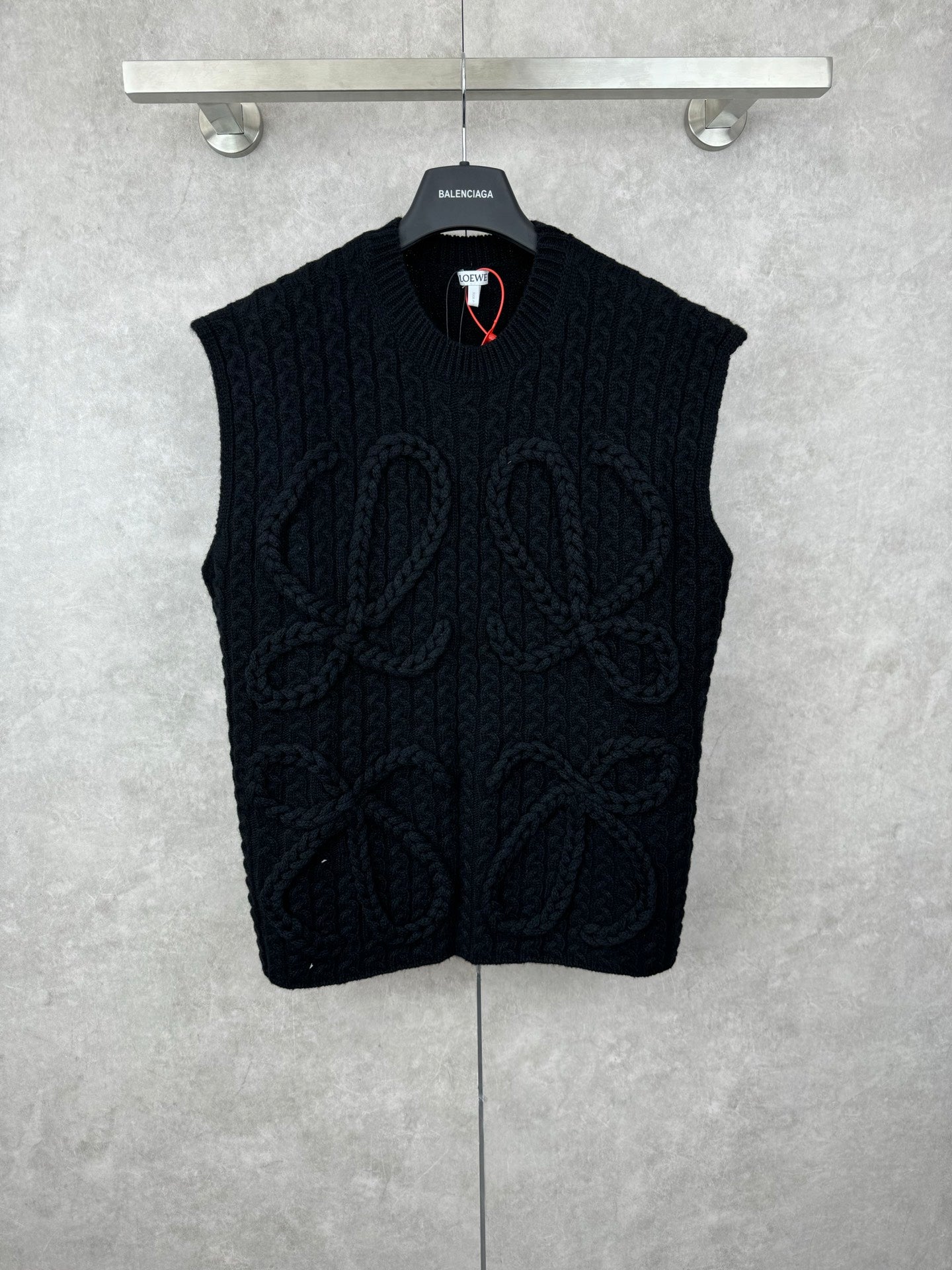 CABLE KNIT CREW NECK VEST
