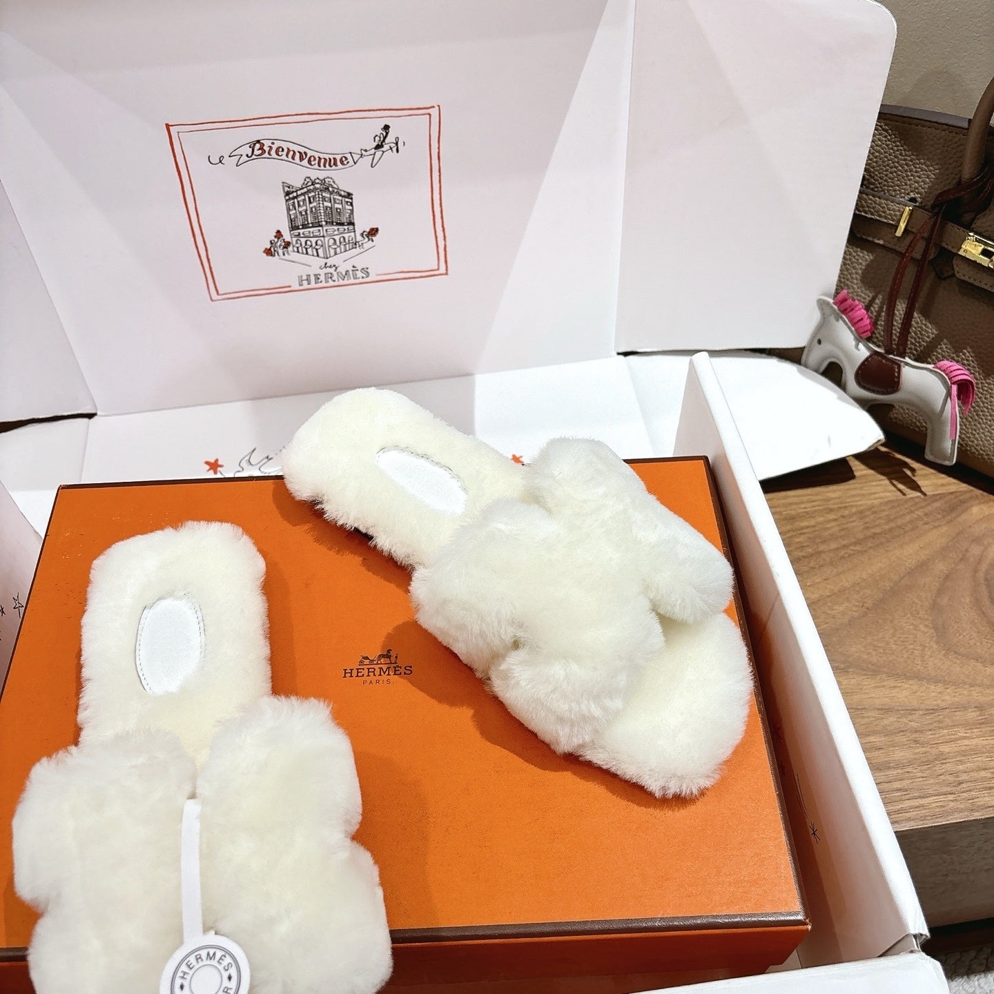 WHITE FAUX FUR SLIDE SLIPPERS