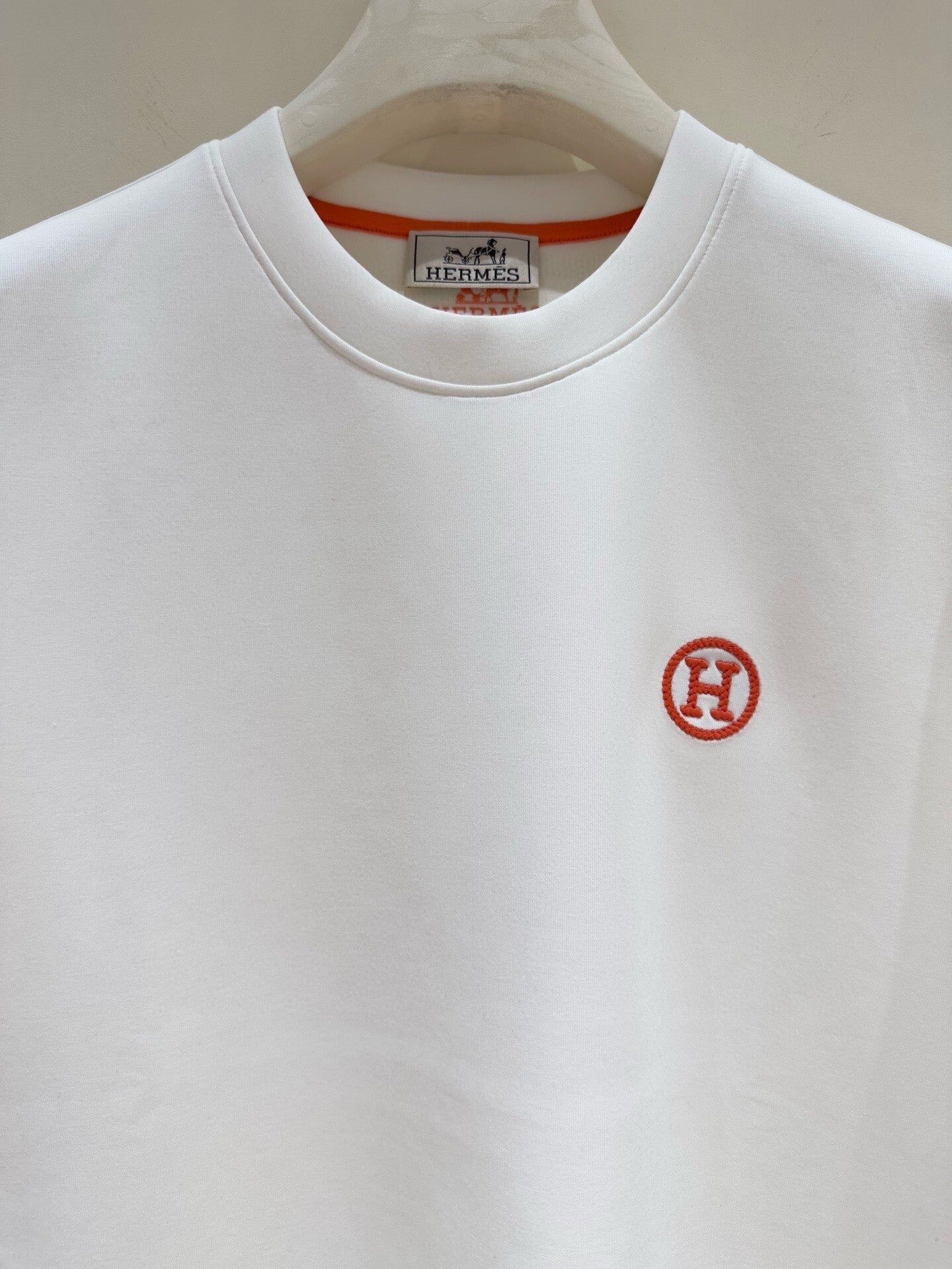 MINIMALIST WHITE SHORT SLEEVE T-SHIRT