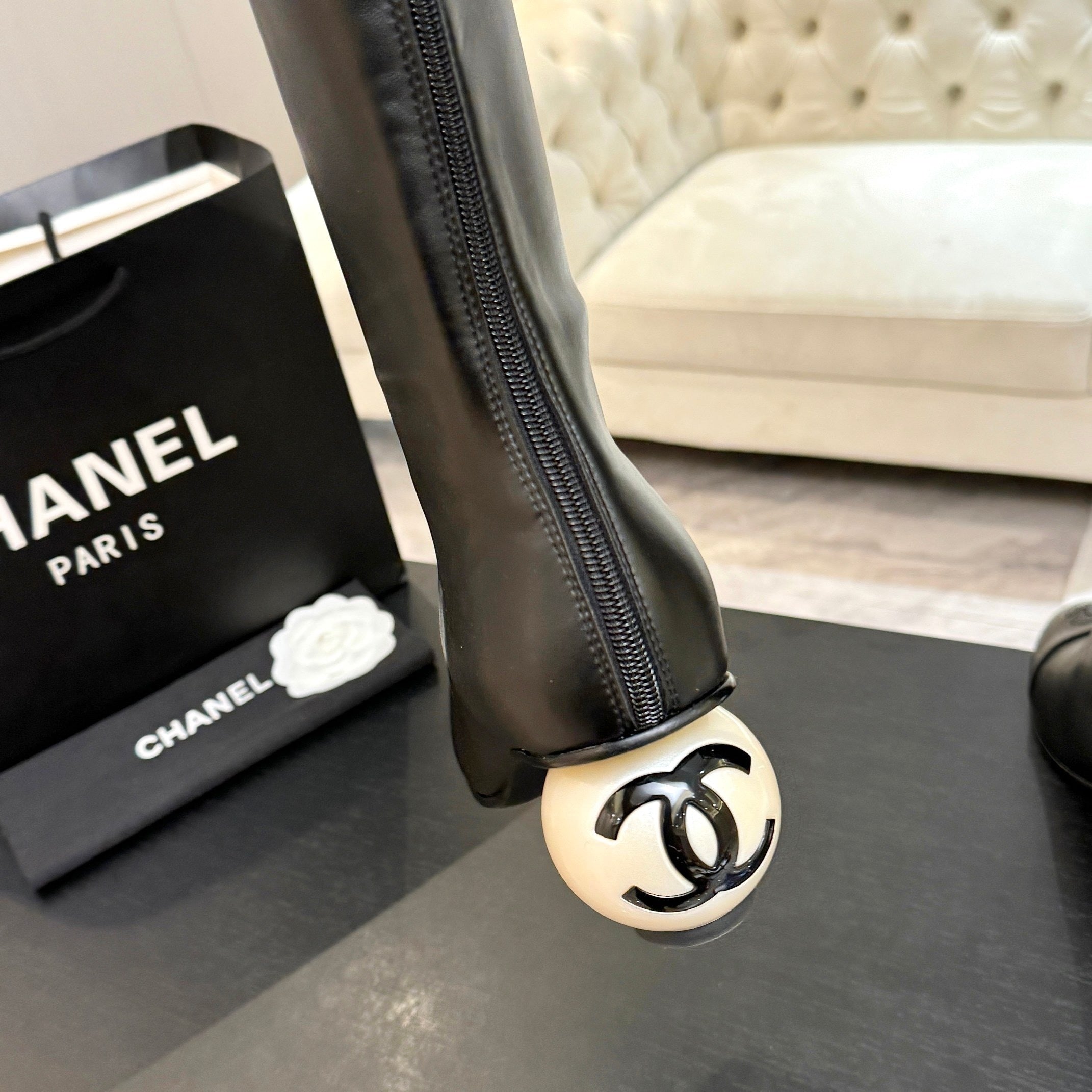 SCHWARZE LEDER-KNIEHOHE STIEFEL MIT SKULPTURELLEM ABSATZ