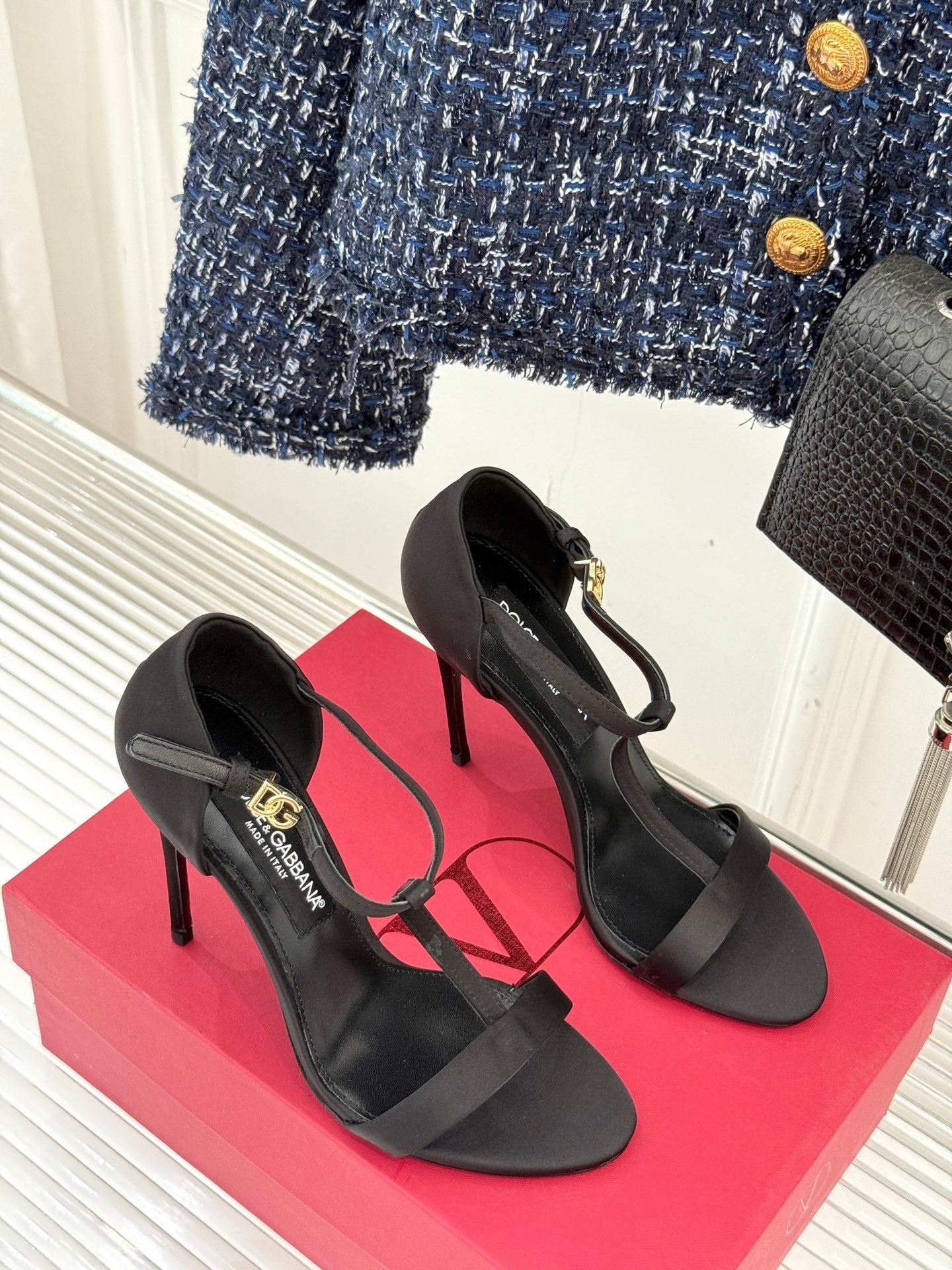 IVORY STRAPPY HEEL SANDALS WITH MODERN MINIMAL DESIGN
