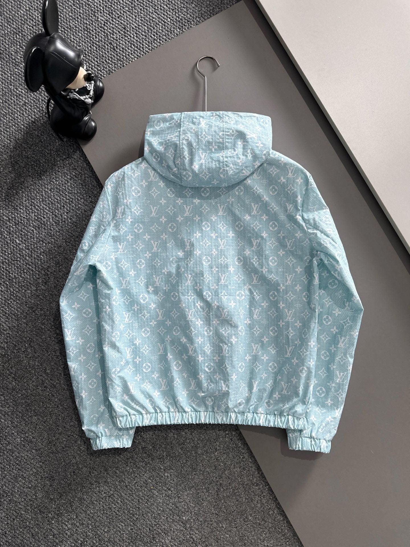 LEICHTE KAPUZENJACKE MIT REISSVERSCHLUSS UND ALLOVER-MUSTER