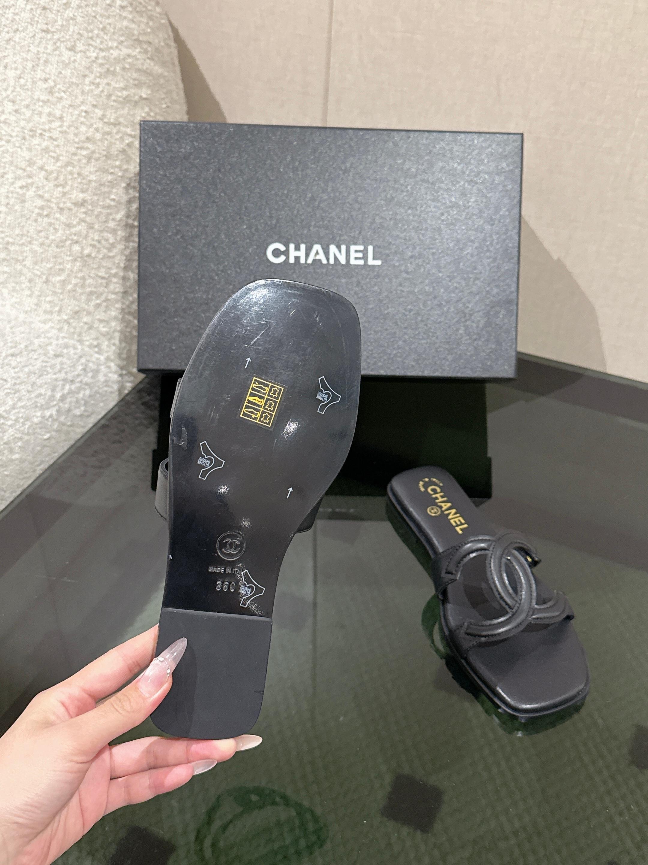 BLACK MINIMALIST SLIDE SANDALS