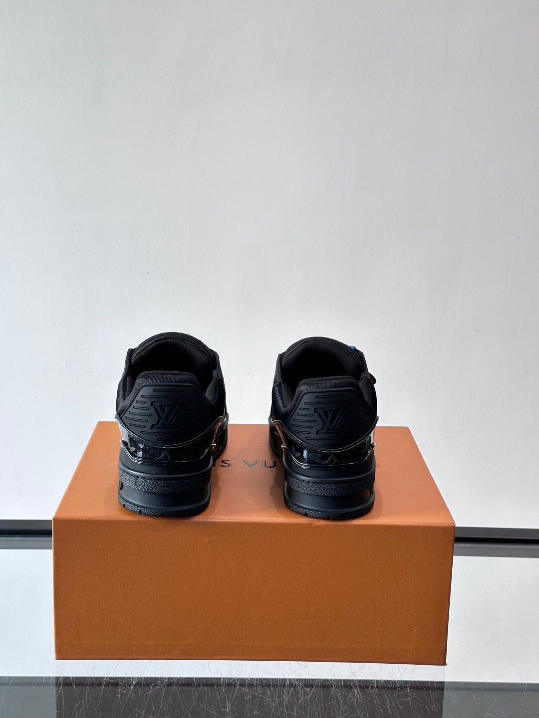 GLOSSY BLACK LOW-TOP SNEAKERS