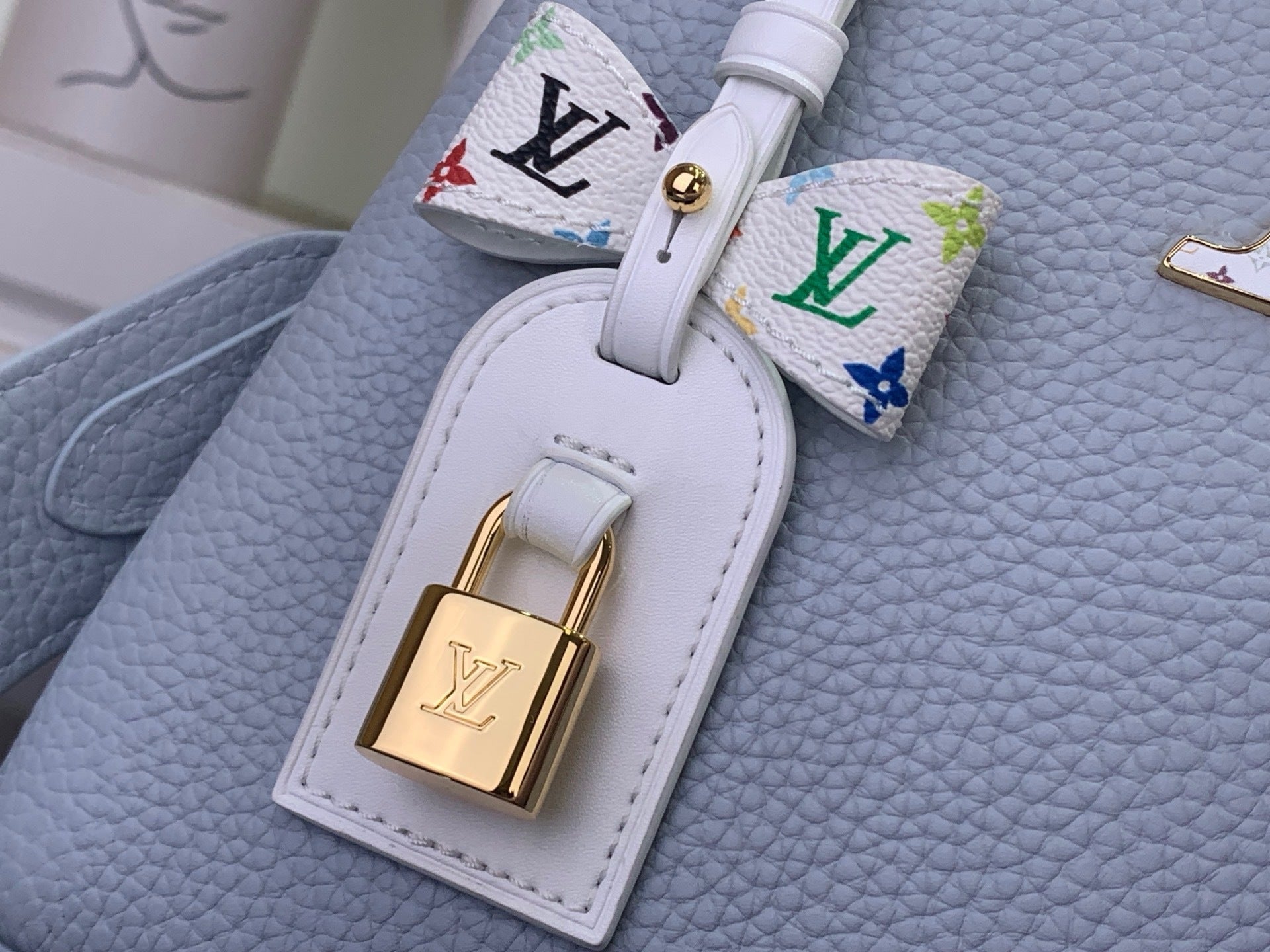 TASCHE MIT STRUKTURIERTEM OBEREN TRAGEGRIFF