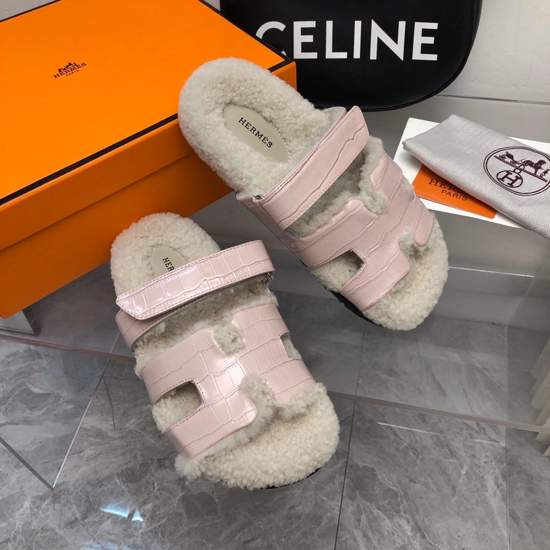 BLUSH SHEARLING SLIDE SANDALS WITH EMBOSSED STRAPS