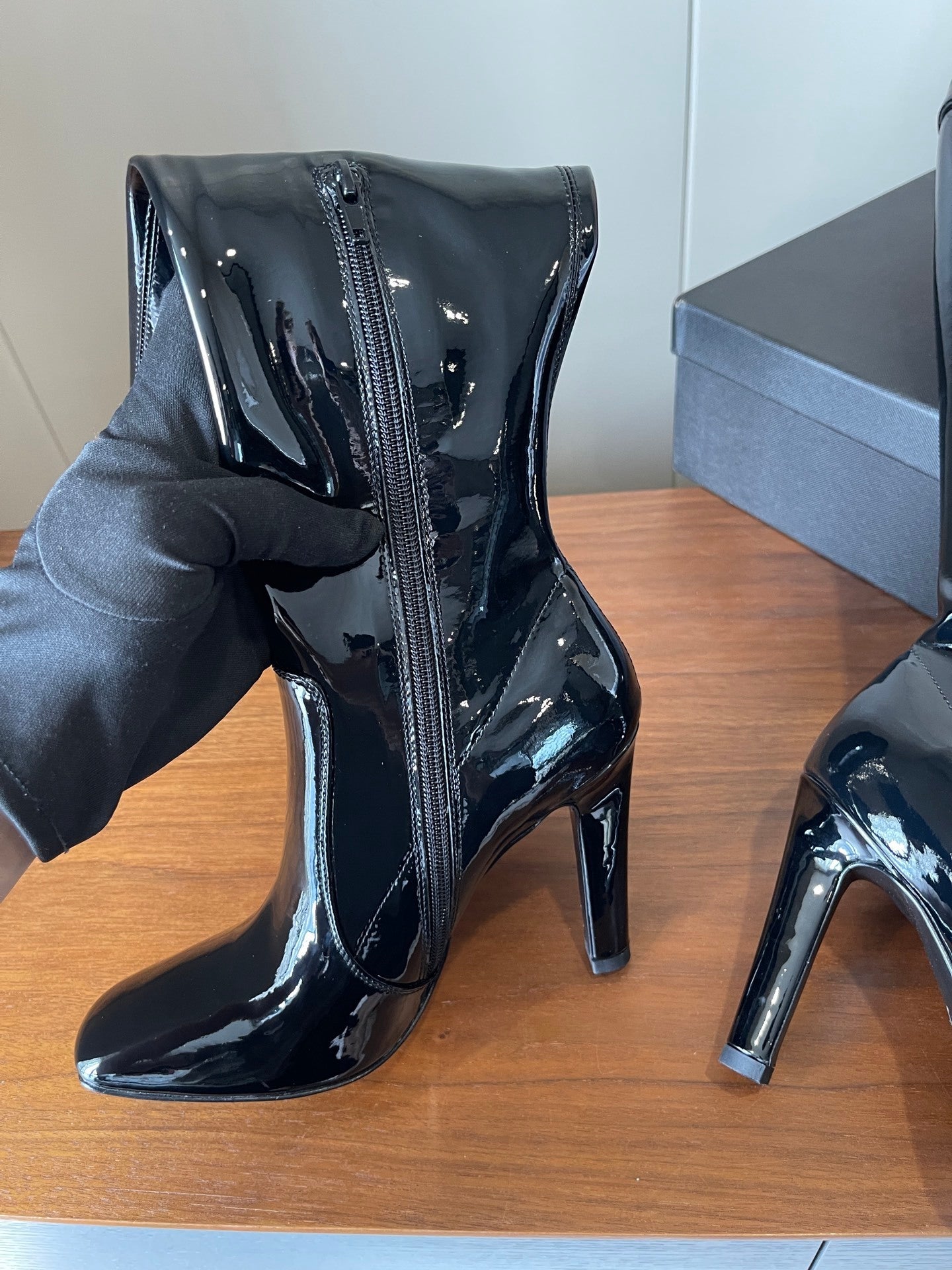 GLOSSY HIGH HEEL KNEE BOOTS