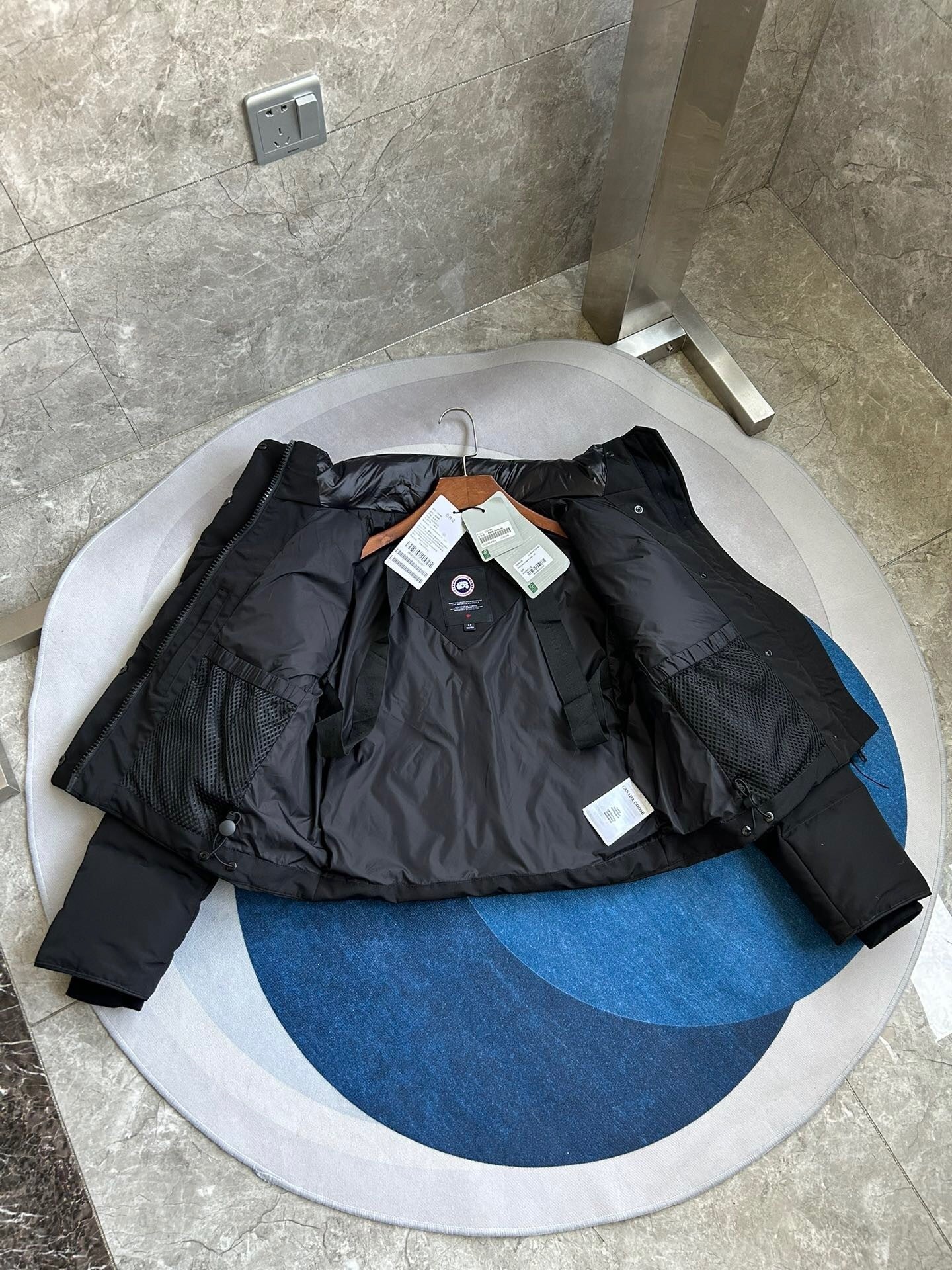 WOMEN’S BLACK CROPPED PADDED PUFFER JACKET WITH HIGH COLLAR