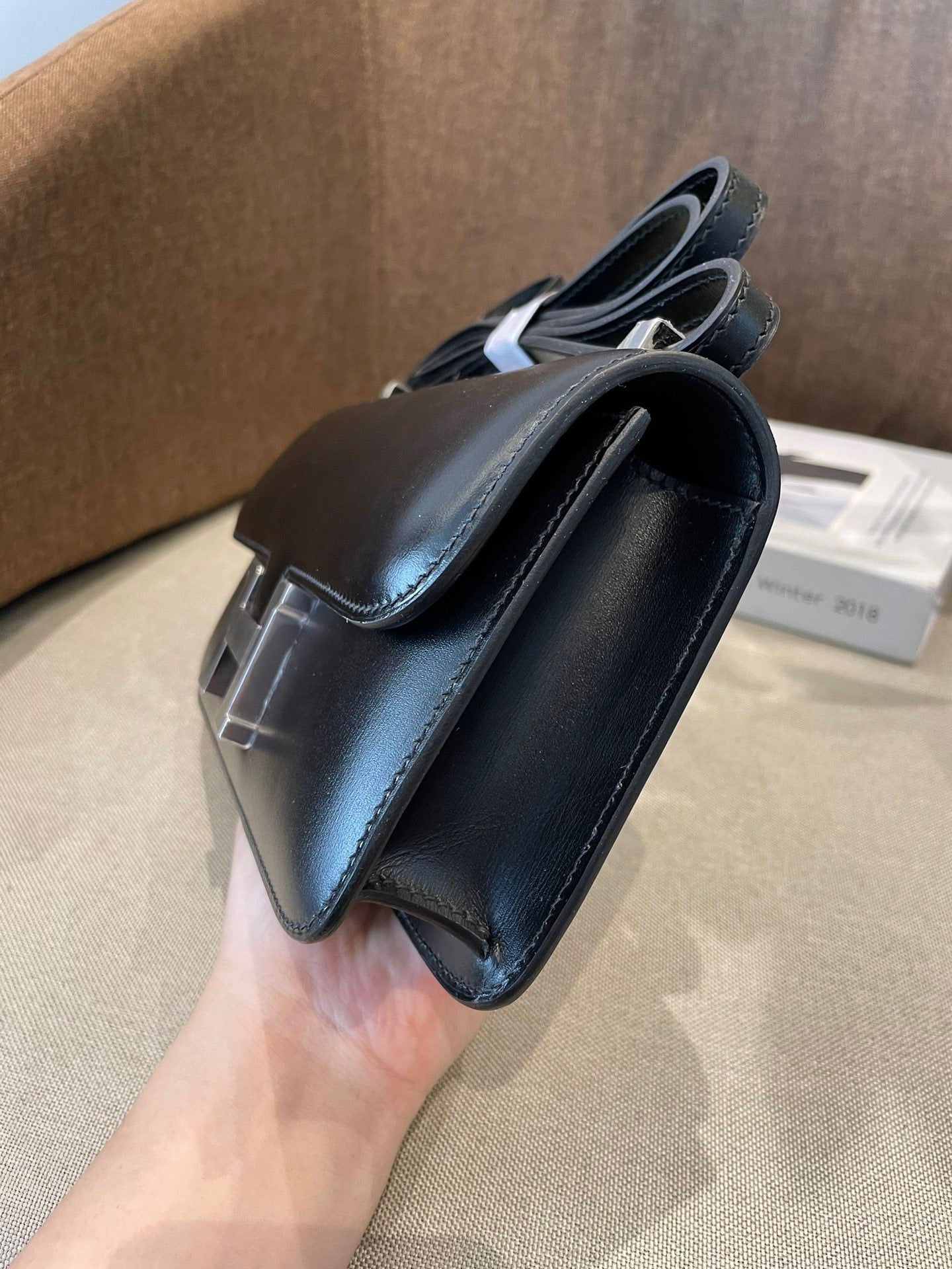 BLACK SMOOTH STRUCTURED CROSSBODY BAG