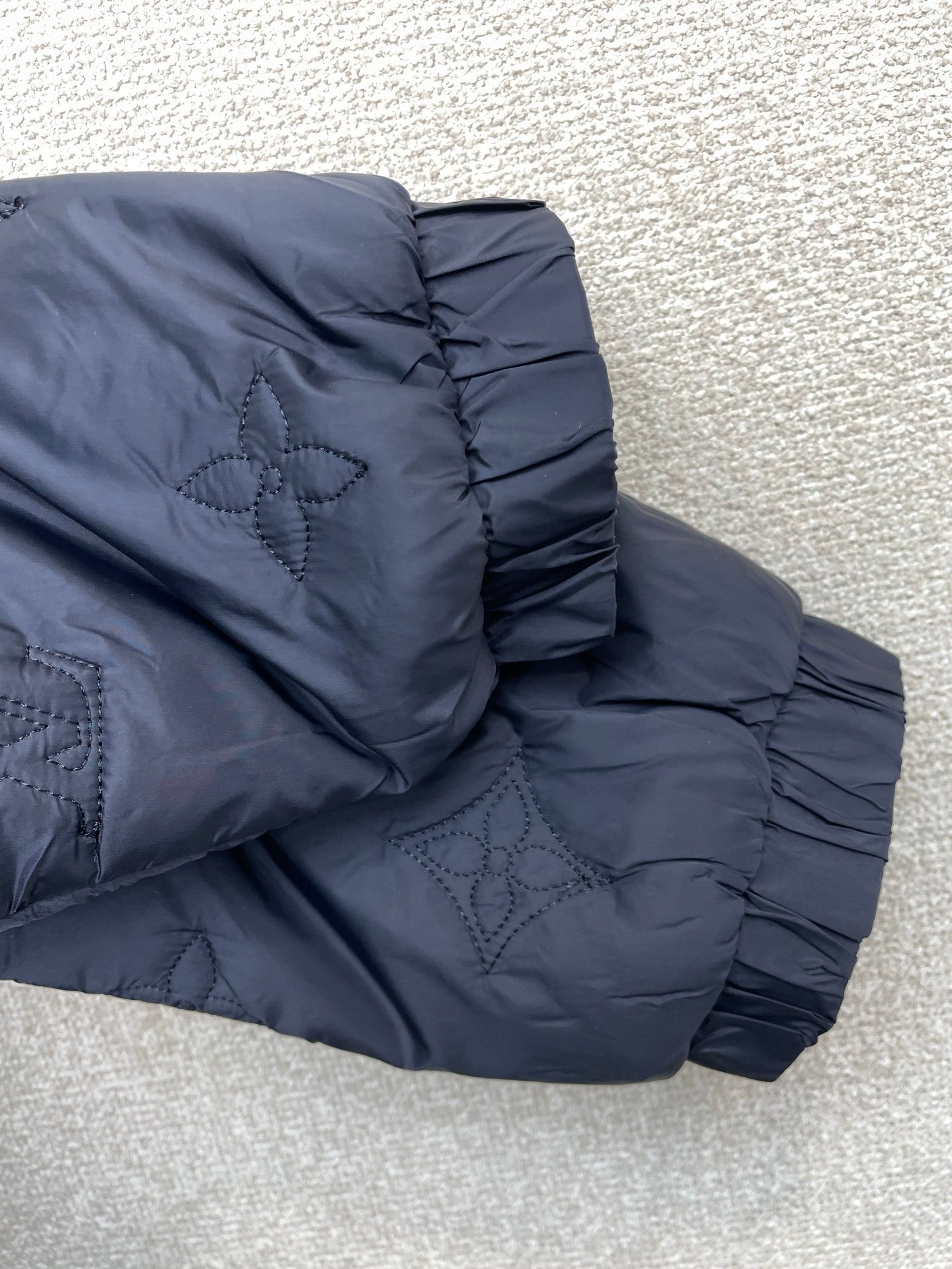 GESTEPPTE, ISOLIERTE REISSVERSCHLUSSJACKE MIT KAPUZE