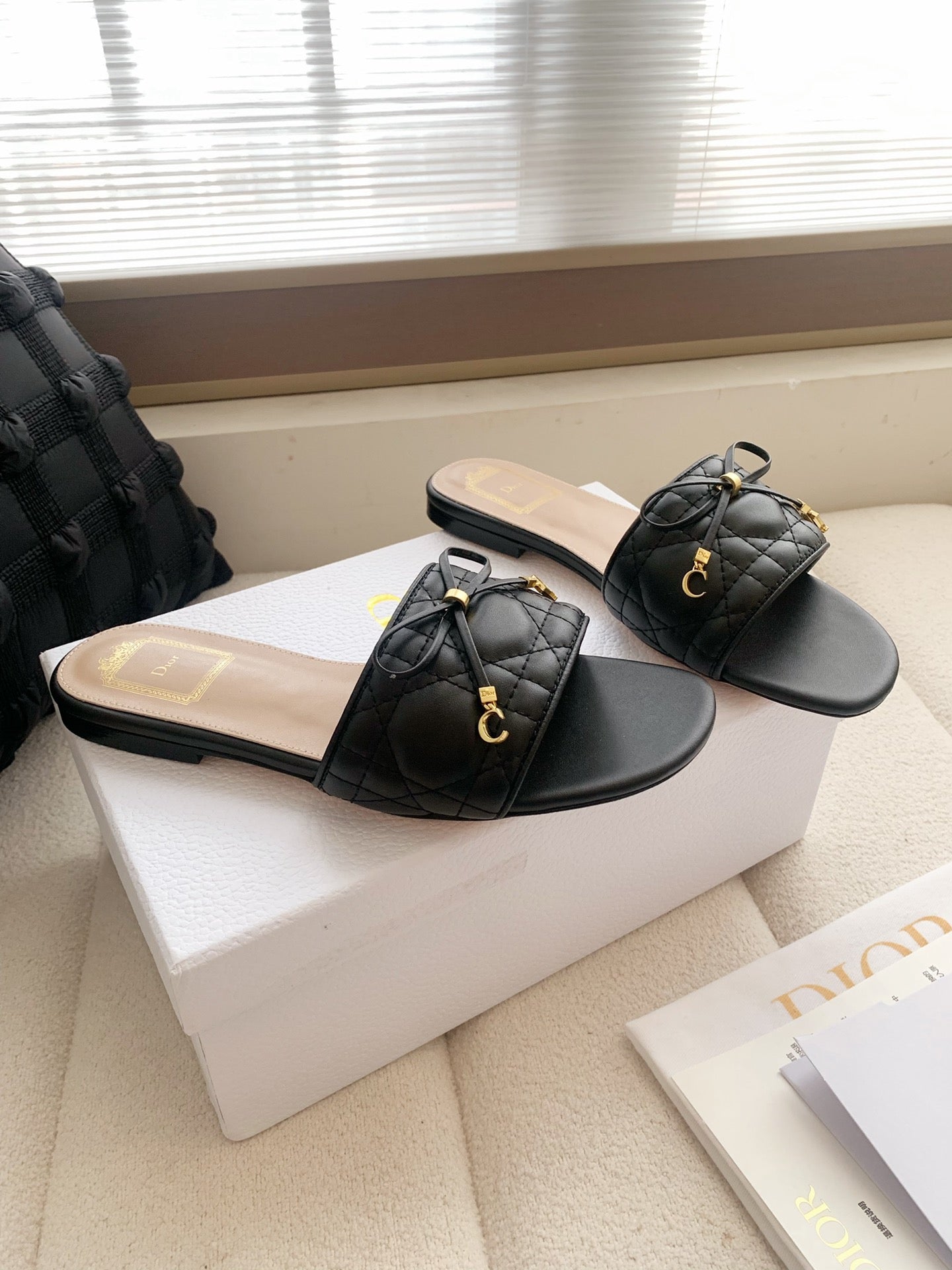 BLACK QUILTED BOW SLIDE SANDALS